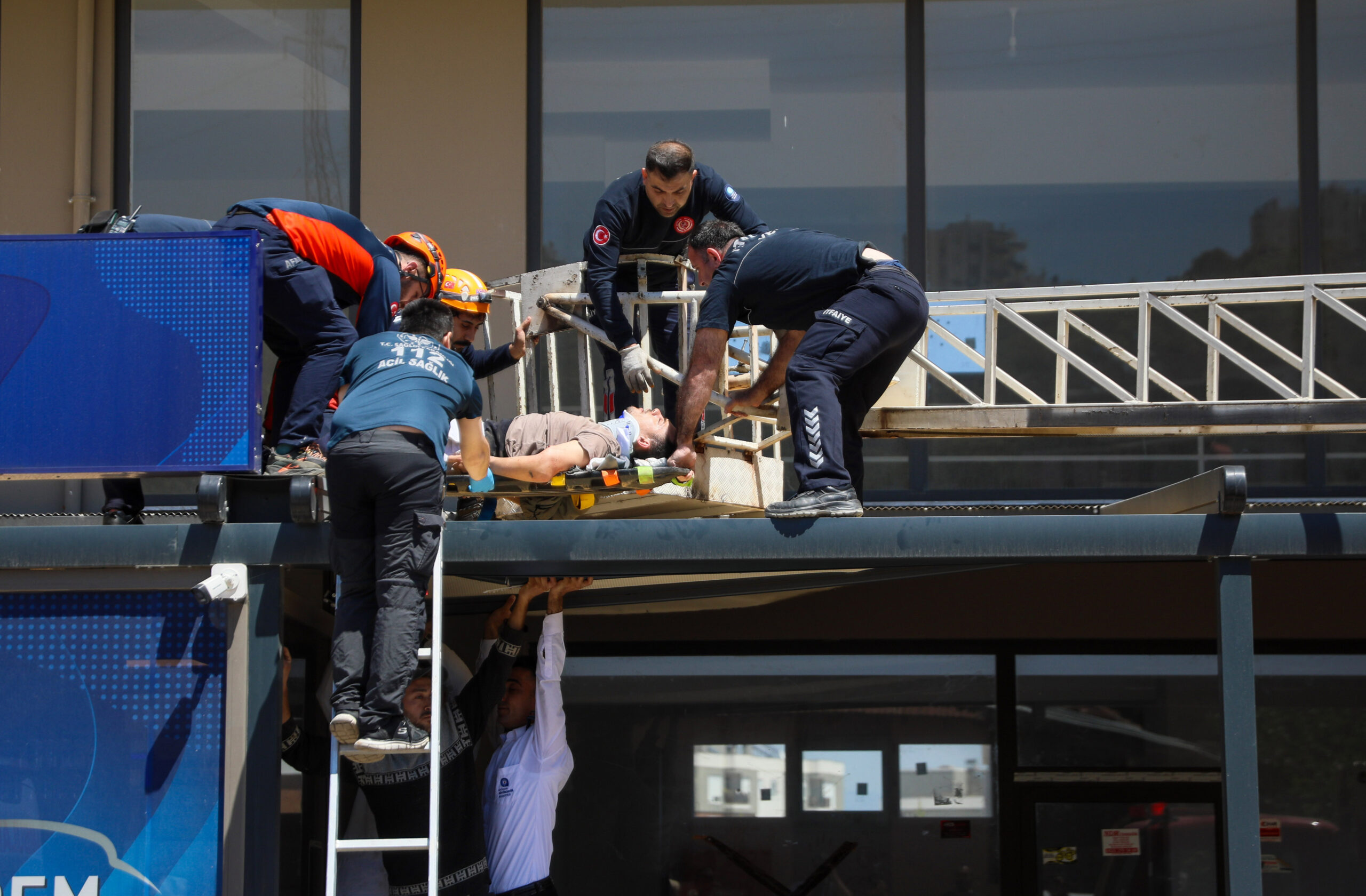 Antalya'da 4. Kattan Düşen Genç Yaralandı