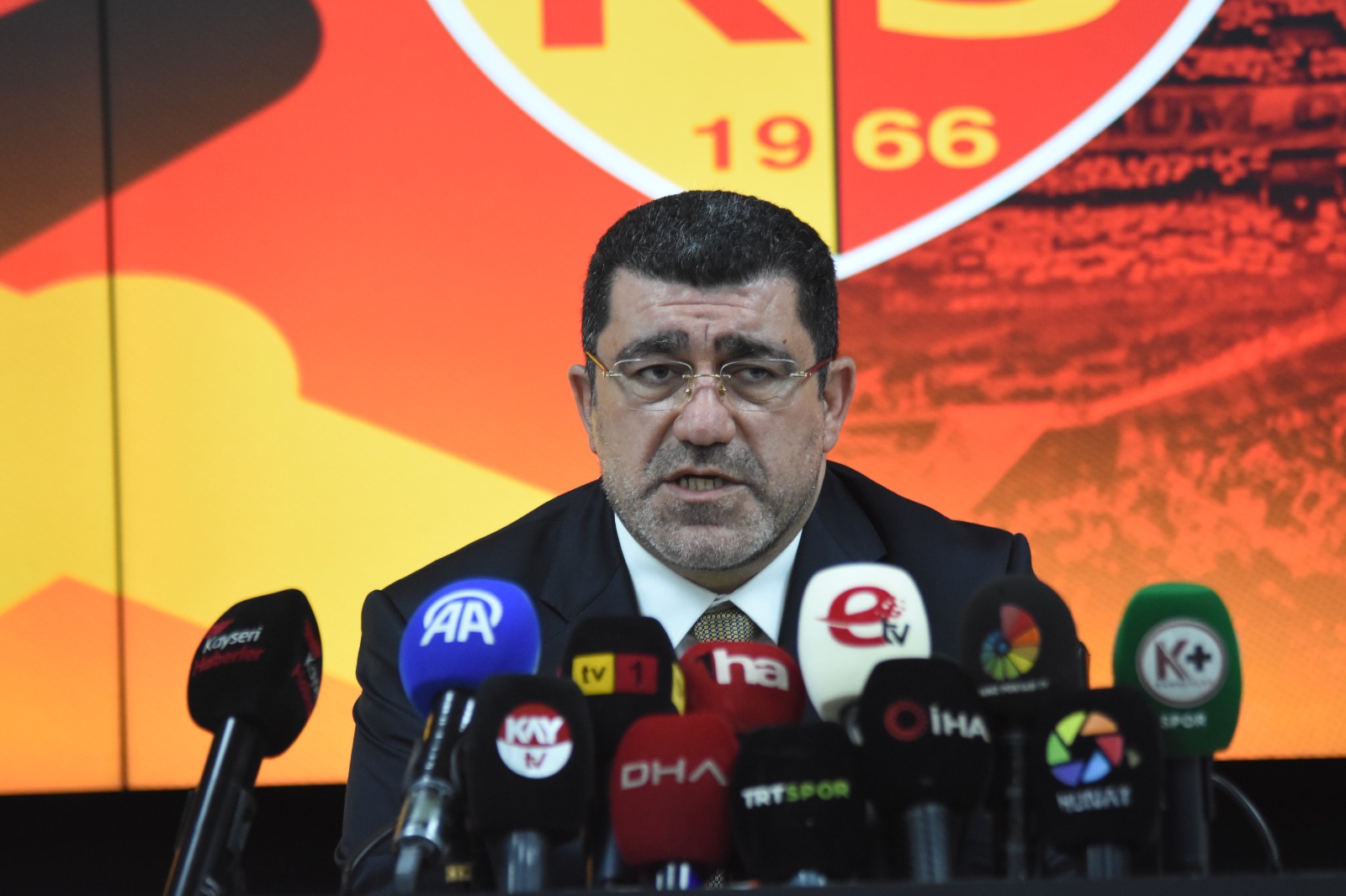 Kayserispor Başkanı Nurettin Açıkalın, Kulübe Sahip Çıkmak İsteyenlere Anahtarı Veririm Dedi