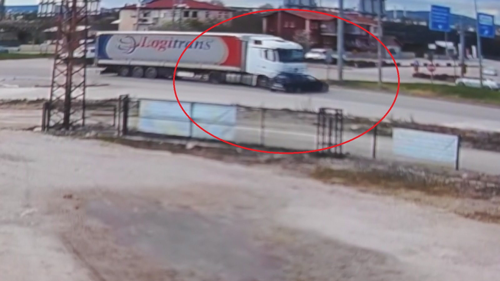 TIR'ın Çarptığı Otomobil Metrelerce Sürüklendi: Yaralı var