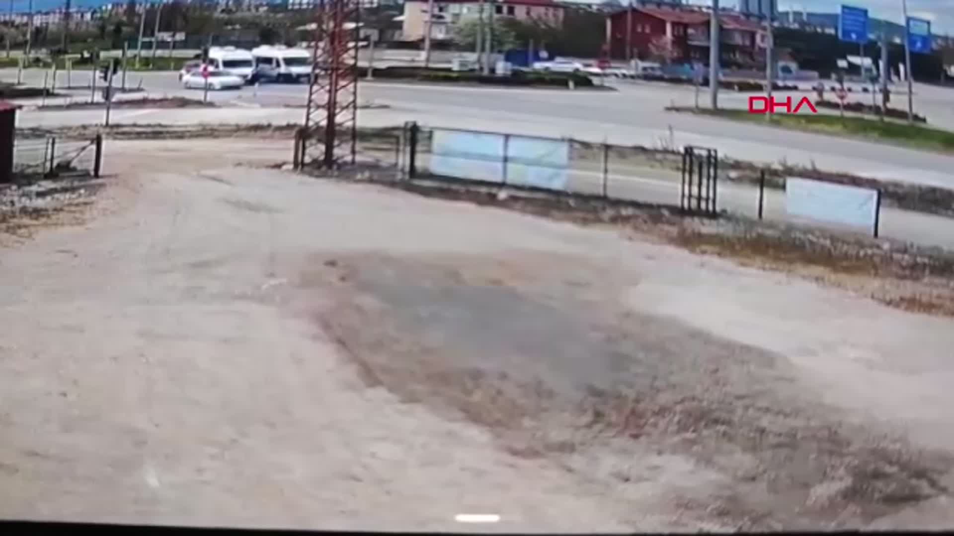 Amasya'da TIR'ın Çarptığı Otomobil Metrelerce Sürüklenirken Yaralı Var