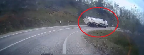 Freni Boşalan TIR Virajda Devrildi: O Anlar Kamerada