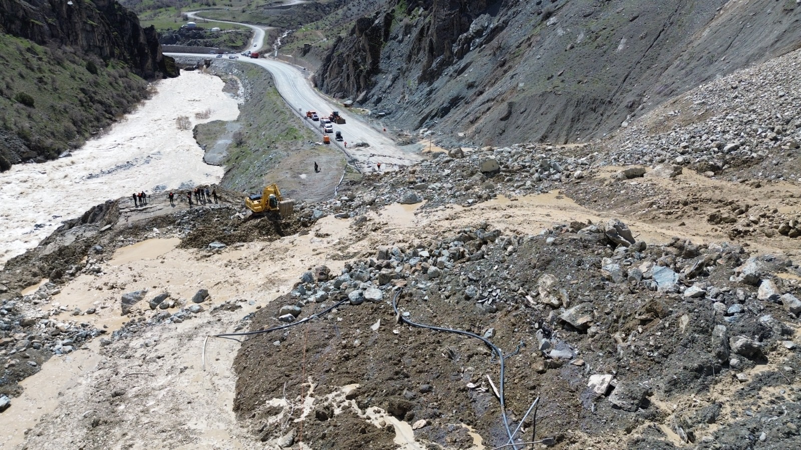 Hakkari-Van Kara Yolunda Heyelan: Ulaşım Tamamen Durdu
