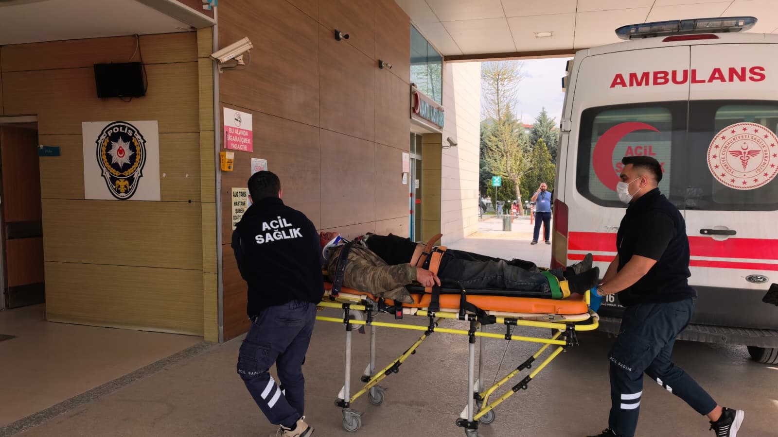 Hafif Ticari Araç Motosiklet Sürücüsüne Çarptı: Ciddi Yaralanma