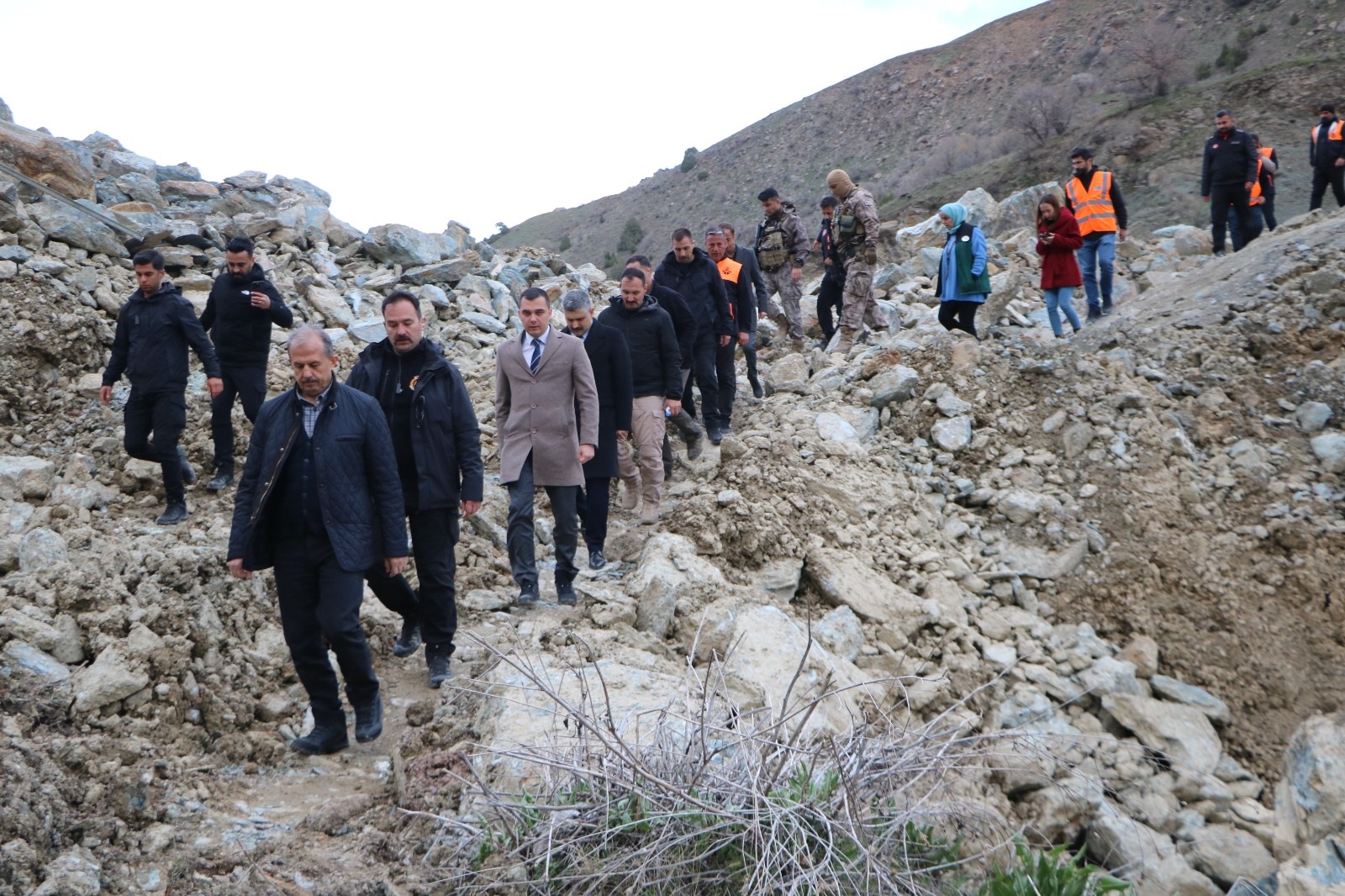 Hakkari-Van karayolunda heyelan nedeniyle ulaşım durdu