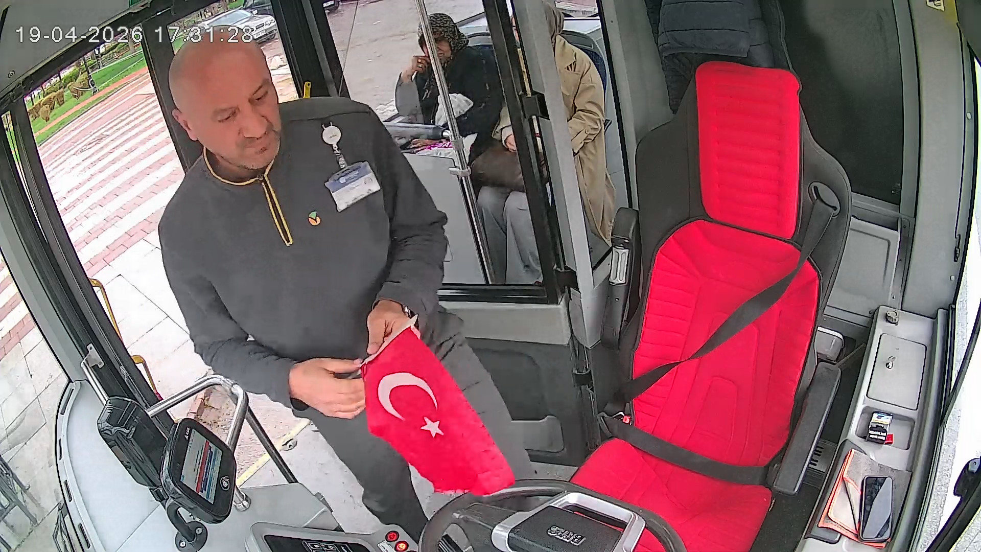 Otobüs Şoförü, Rüzgardan Düşen Türk Bayrağı'nı Topladı