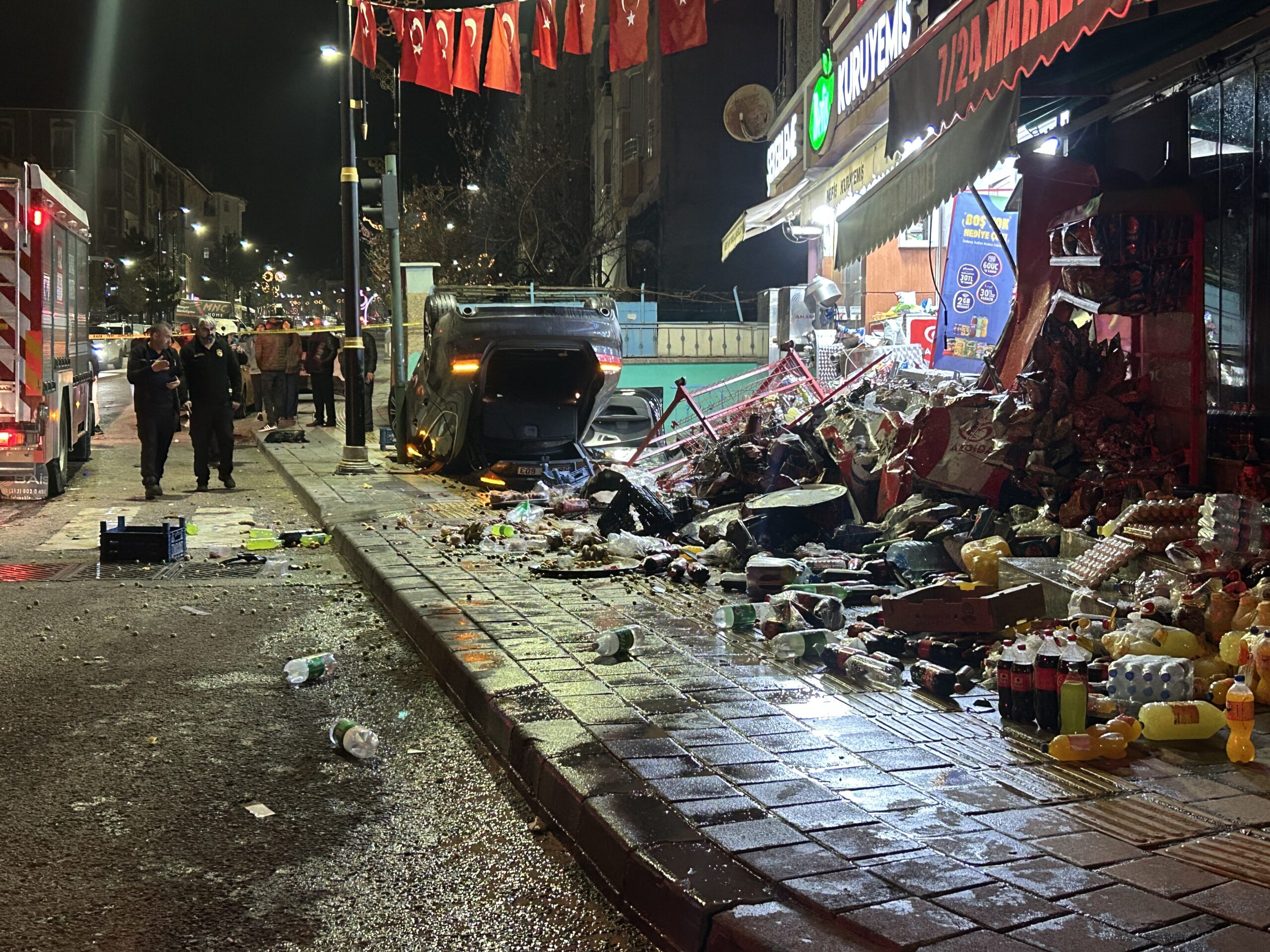 Sivas'ta Kontrolden Çıkan Otomobil Market Dükkanına Çarptı