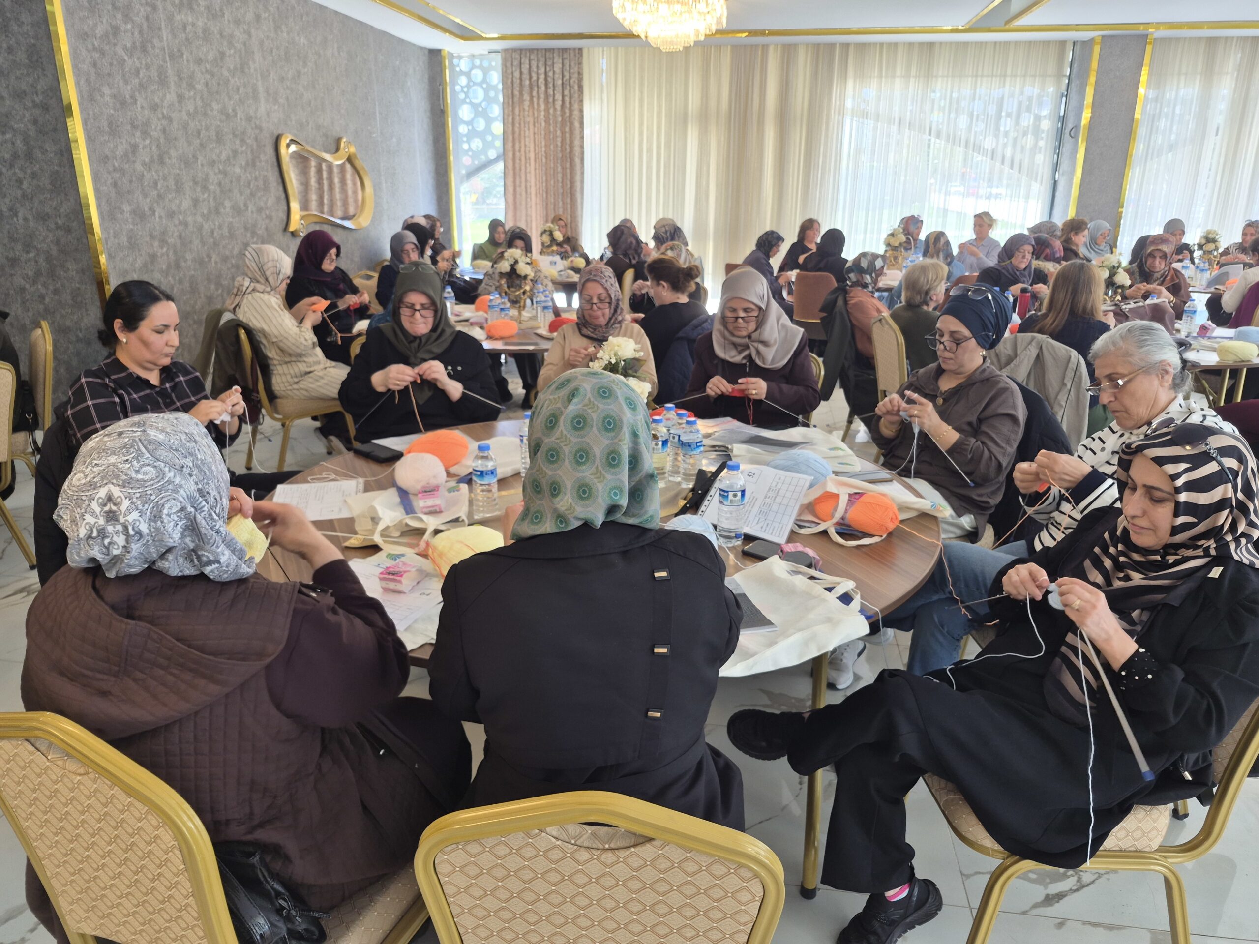 Malatya'da Kadınlar Arasında Renkli Örgü Yarışı