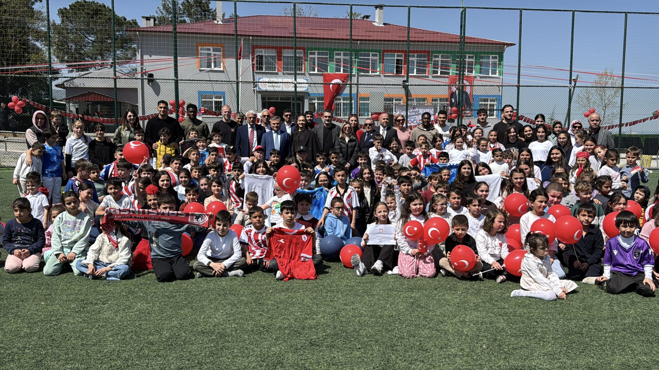 Samsunsporlu Futbolcular 23 Nisan'da Minik Yüreklerle Buluştu: Kahkaha ve İmza Şöleni