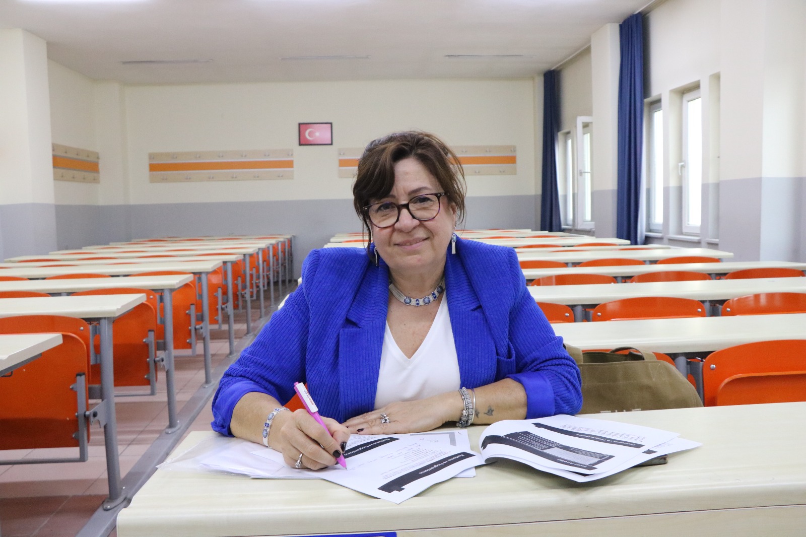 Babası 'Kız okumaz' dedi, 36 yıl sonra üniversite sıralarına oturdu: 58 yaşında sınıf birinciliği için yarışıyor