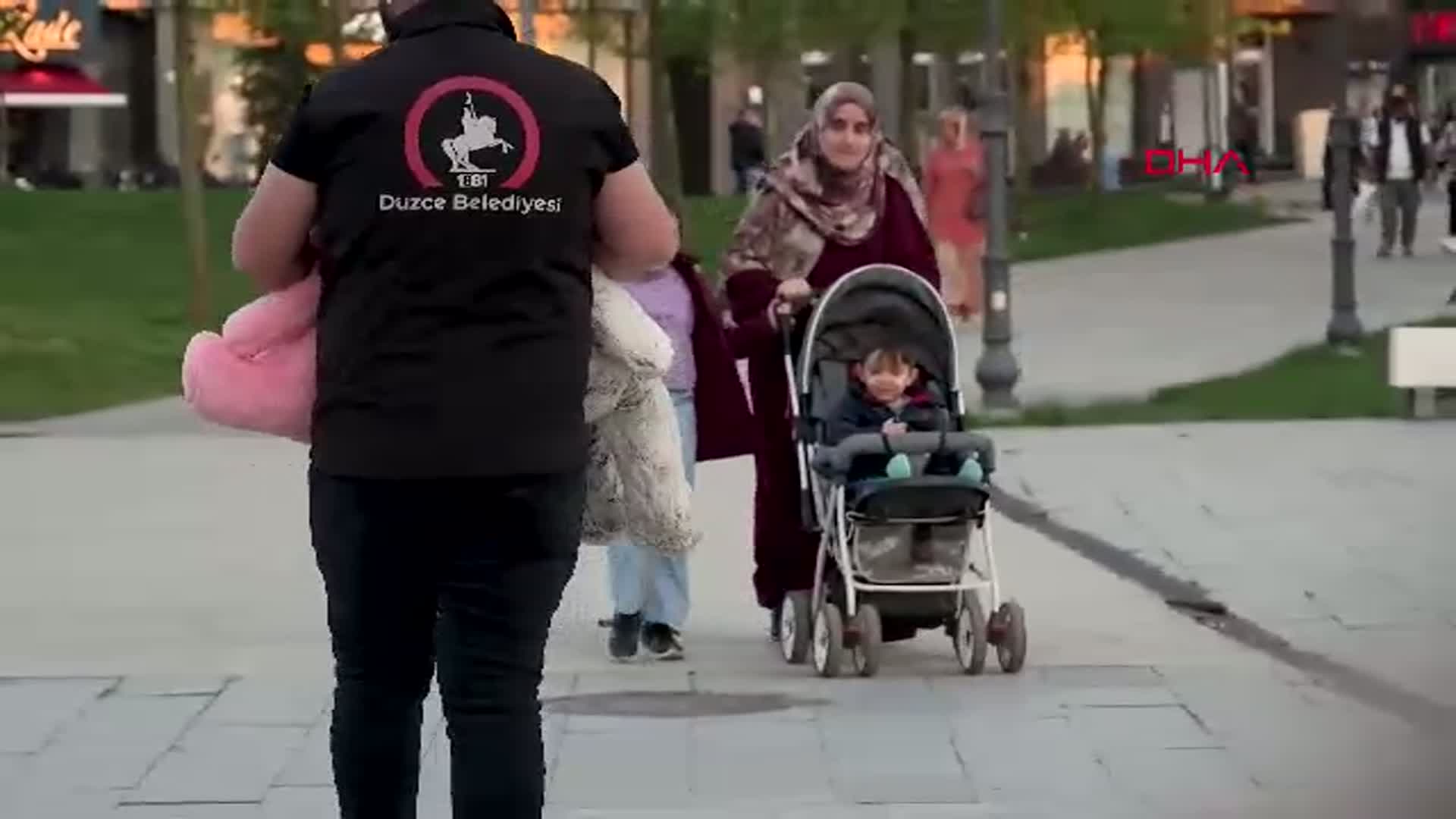 Düzce'de Sıra Dışı Bayram Hâdîyesi: Düşen Oyuncaklar Çocuklara Emanet