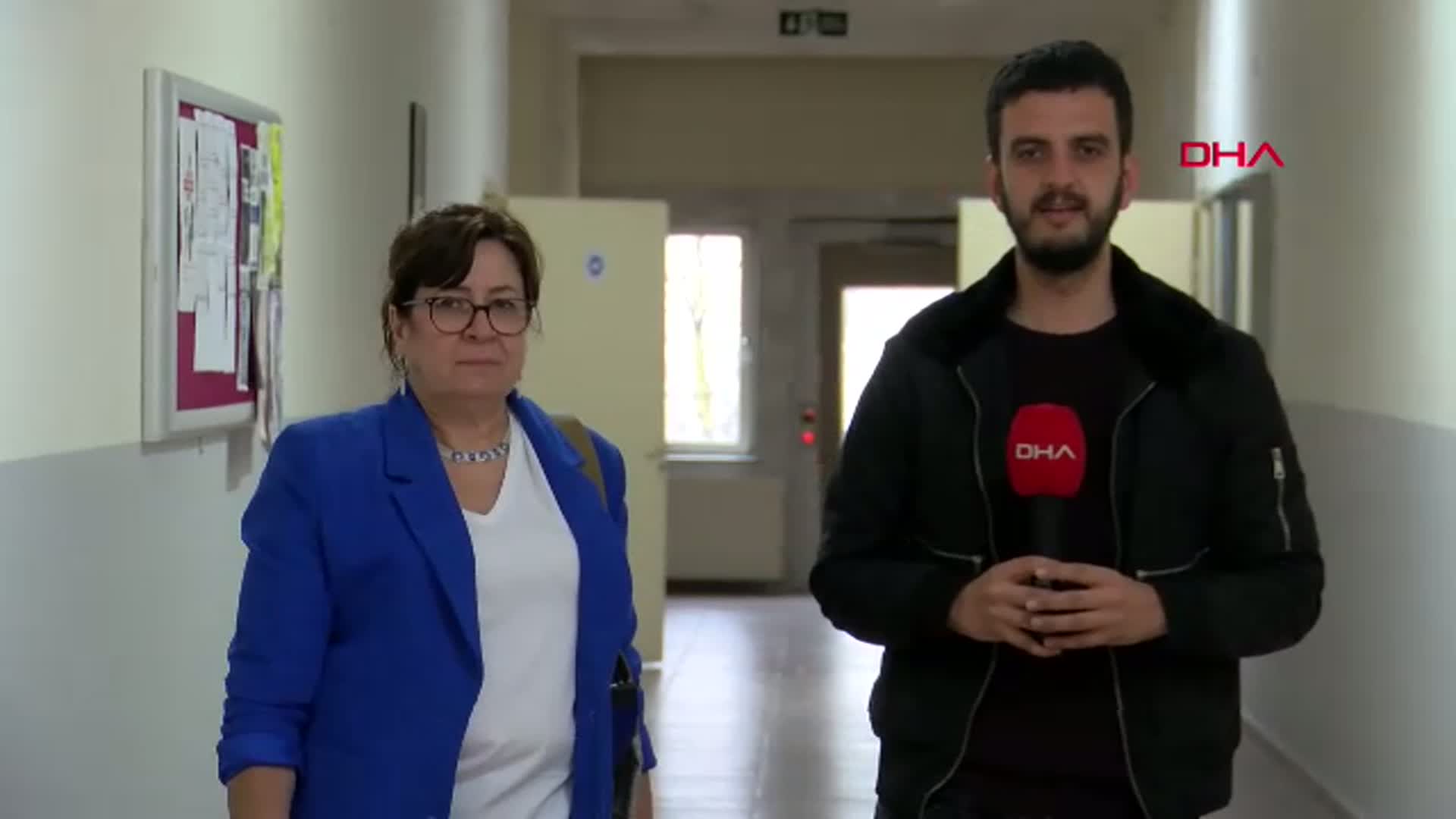 Babası 'Kız okumaz' dedi, 36 yıl sonra hayalini kurduğu üniversitede birinci sınıflara taş çıkartıyor!