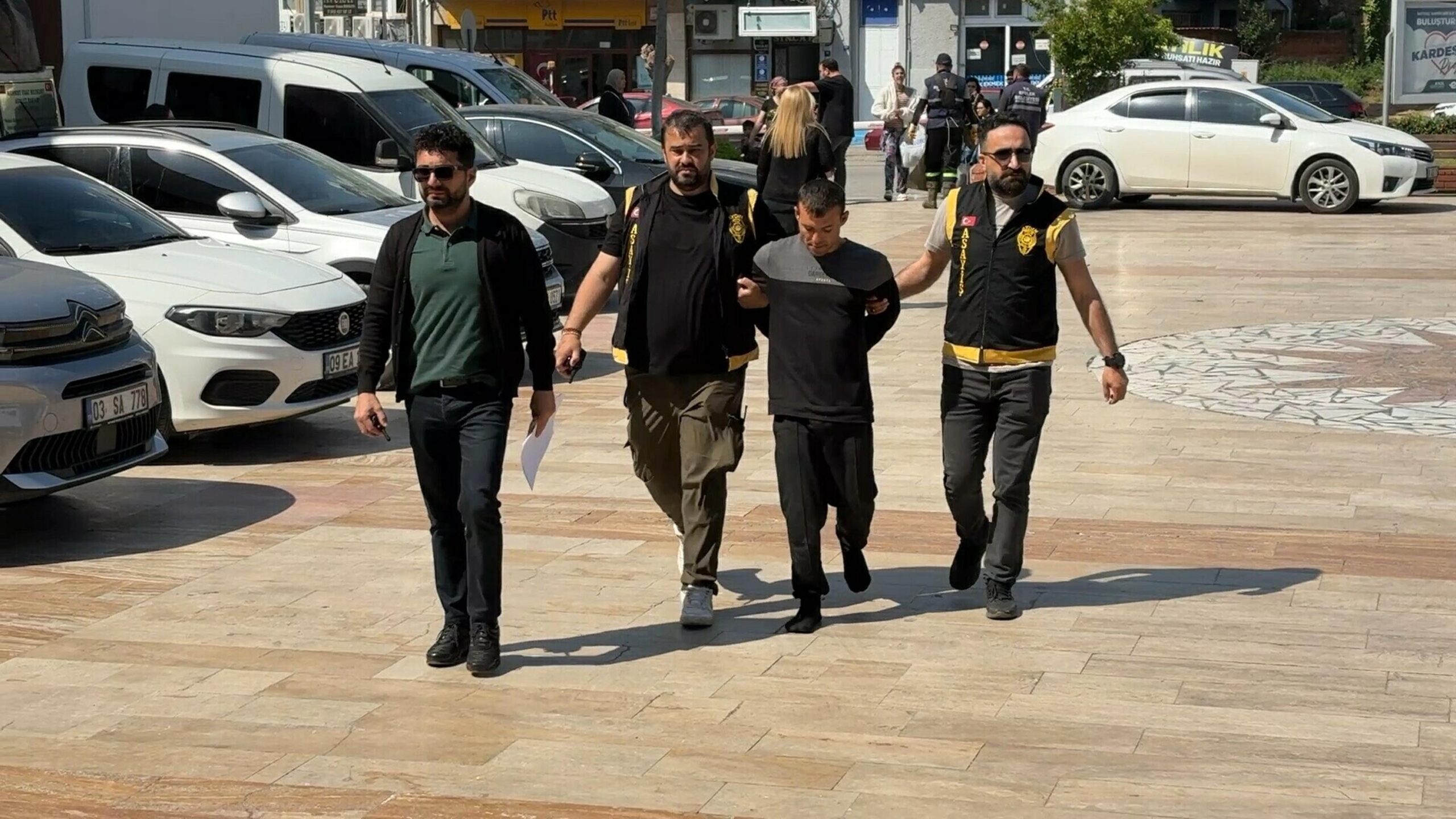 Ayakkabısız Kaçış Girişimi Başarısız Oldu: Firari Hükümlü Polisten Böyle Kurtulmaya Çalıştı