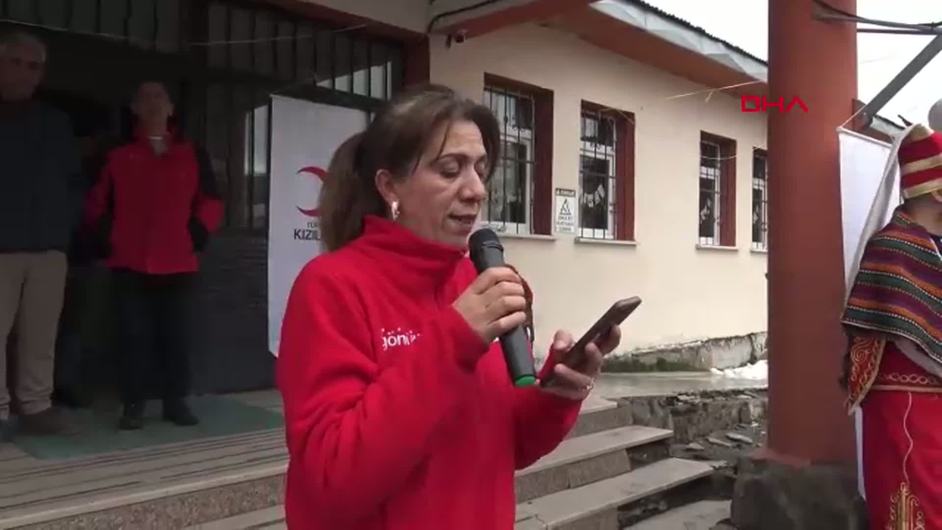 Ardahan'da Kızılay'dan 23 Nisan Hediyesi: Çocuklar Oyuncaklarla Buluştu