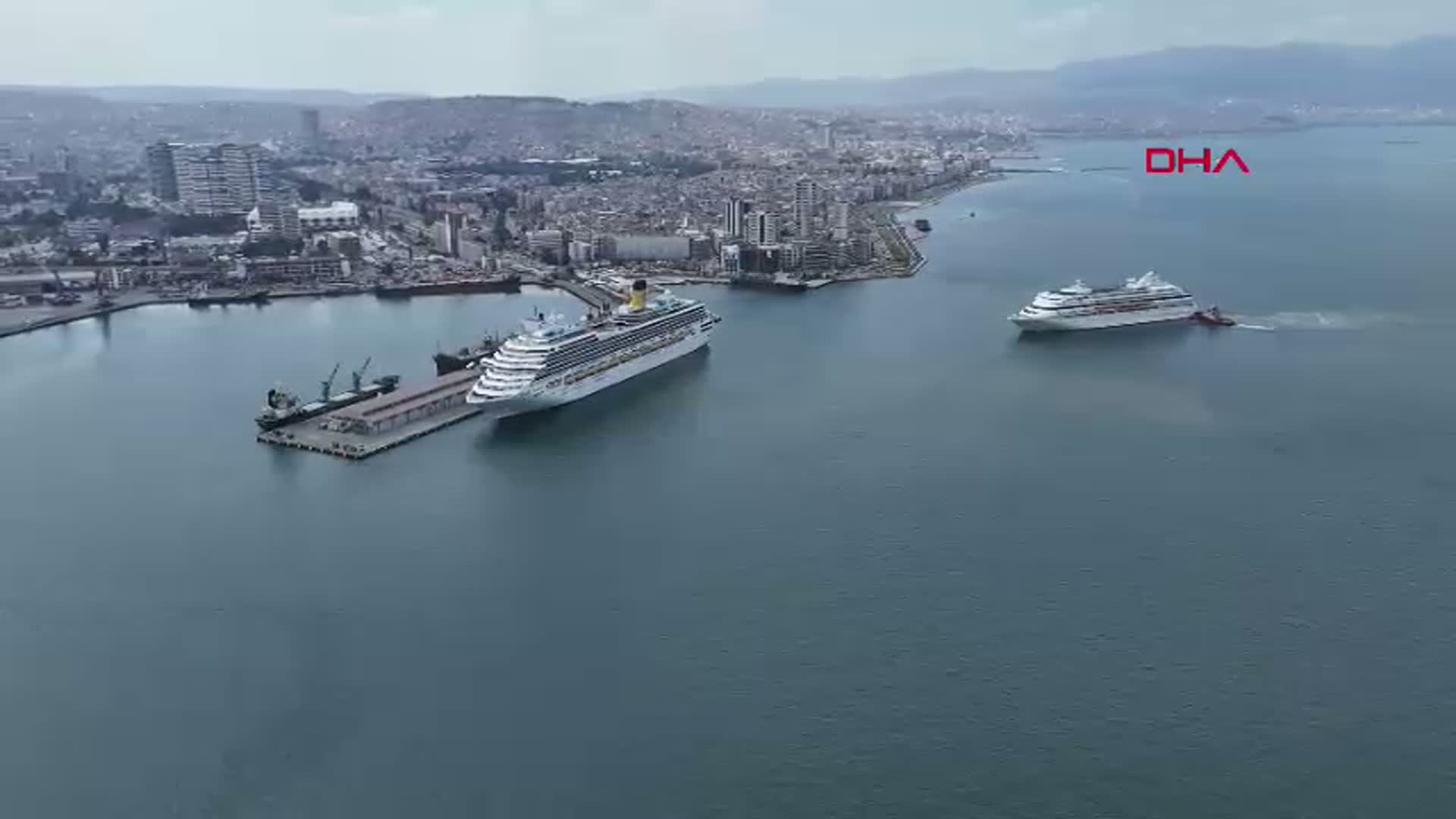 İzmir Limanına İki Dev Kruvaziyer Gemisi Demir Attı: 3 Bin 483 Yolcu Şehre Akın Etti