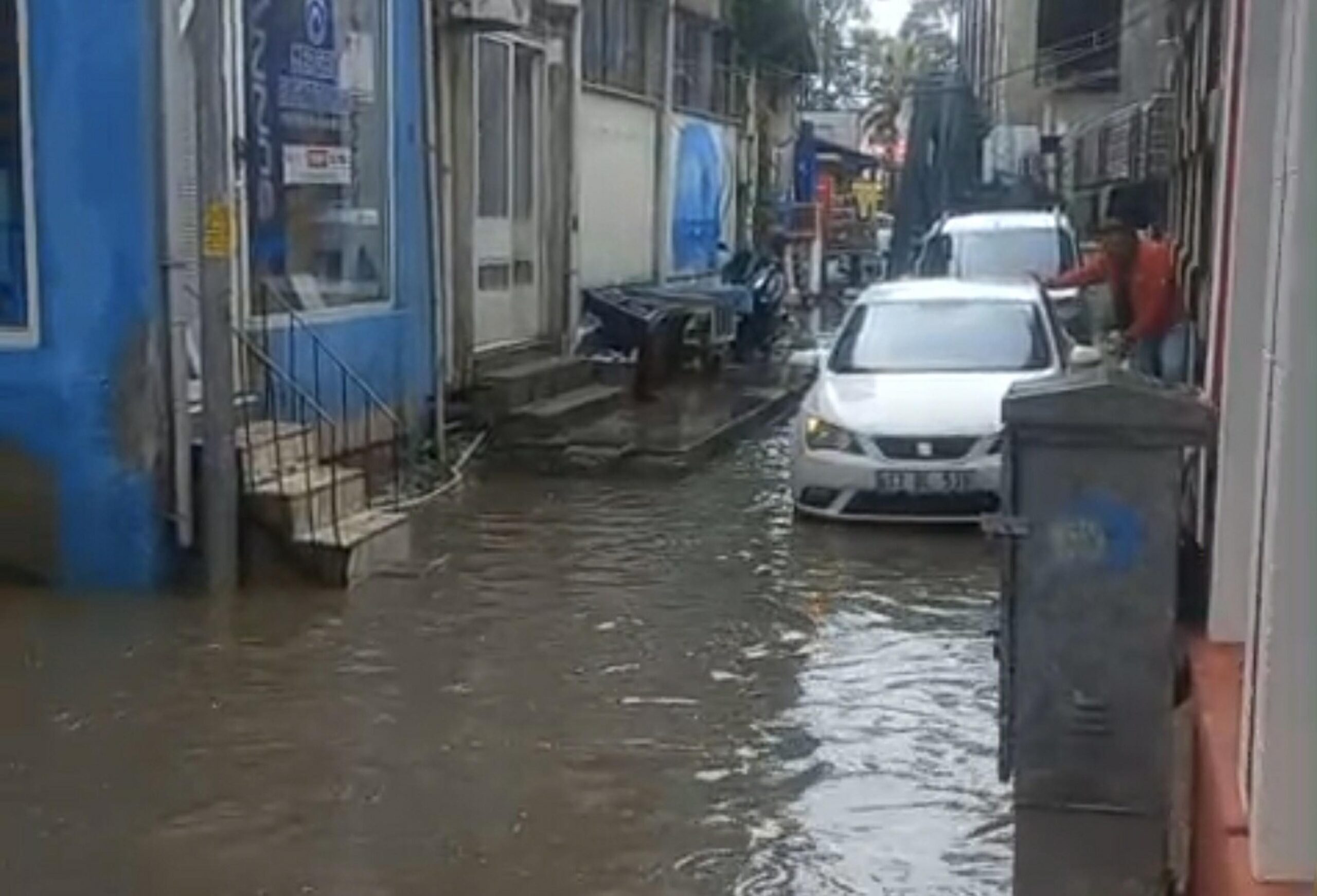 Balıkesir Ayvalık'ta Sağanak Felaketi: Cadde ve Sokaklar Göl Oldu, Sürücüler Mahsur Kaldı