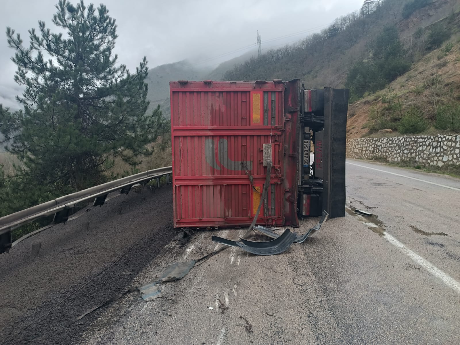 Bolu'da Feci Kaza: Kömür Yüklü TIR Devrildi, Sürücü Yaralandı