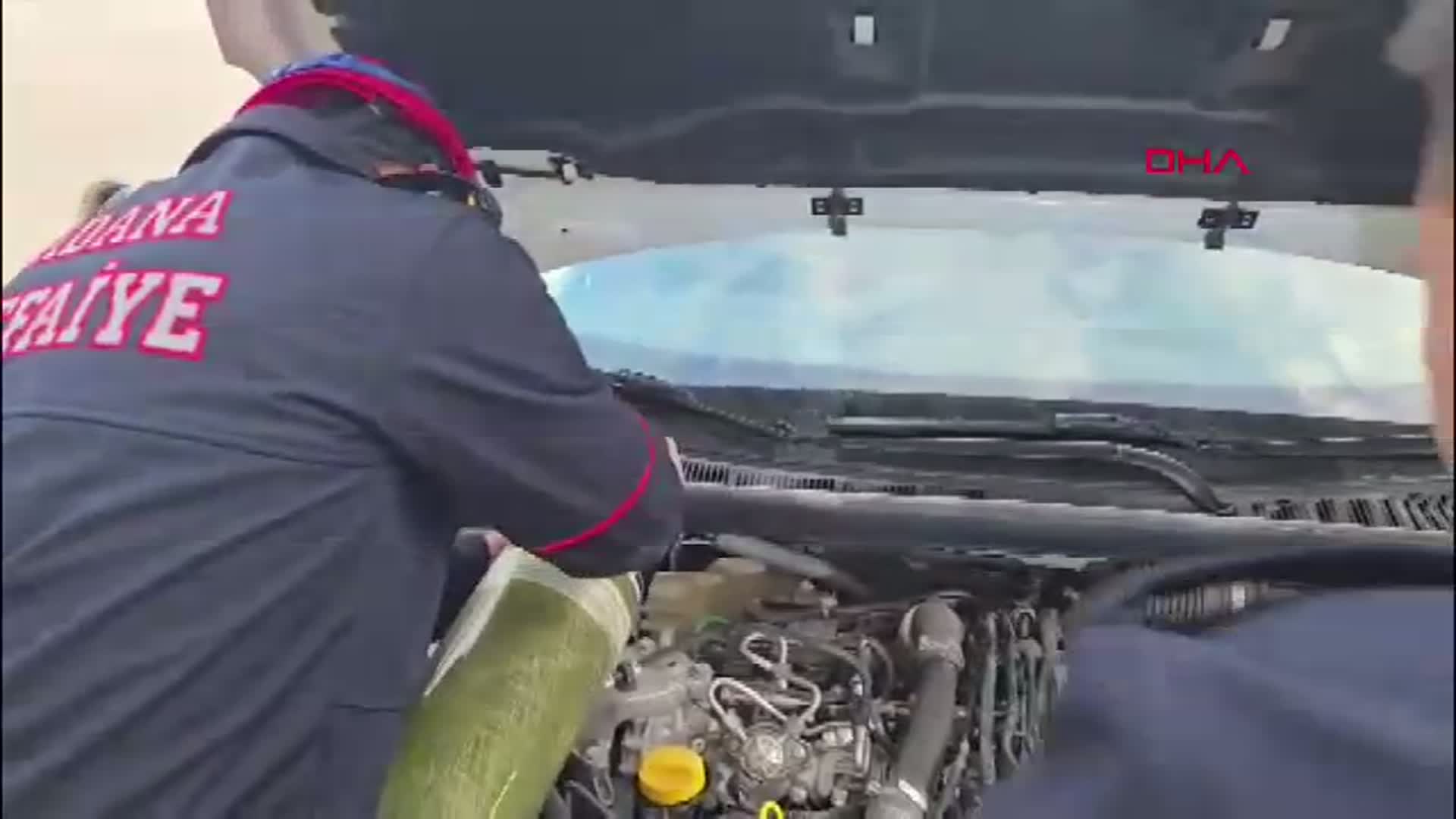 Adana'da Mucize Kurtuluş: Otomobil Motoruna Sıkışan Yavru Kedi İtfaiyenin Şefkatiyle Kurtarıldı