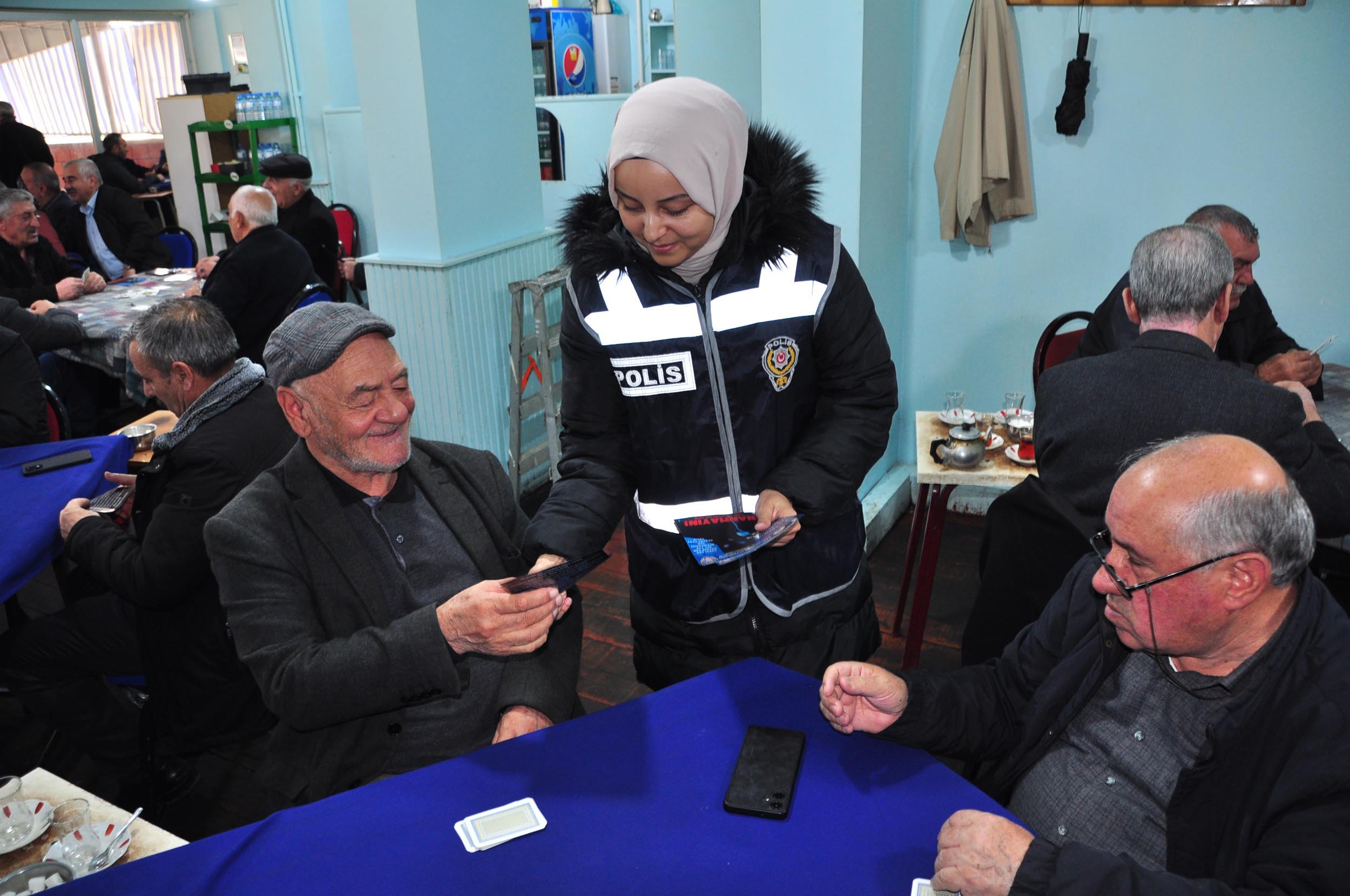 Kars'ta Kadın Polisler Cep Telefonu Dolandırıcılarına Karşı Sahada: Ev Ev Dolaşıp Vatandaşı Bilinçlendiriyorlar