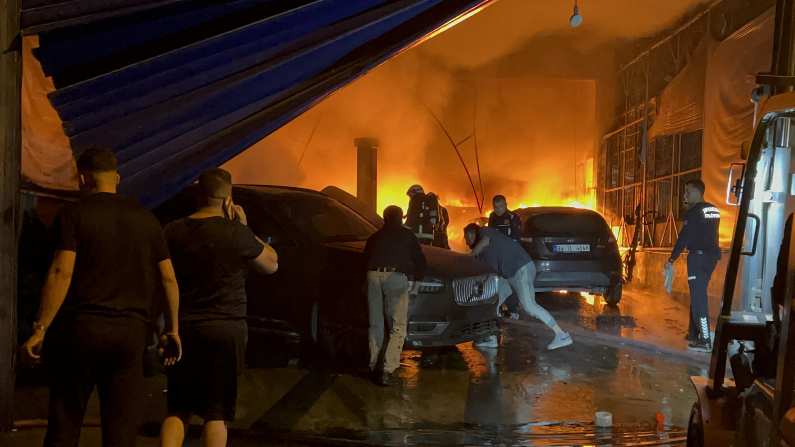 Antalya'da Otomobil Tamirhanesinde Korkutan Yangın: 5 Araç Kül Oldu, 15 Araç Hasar Gördü