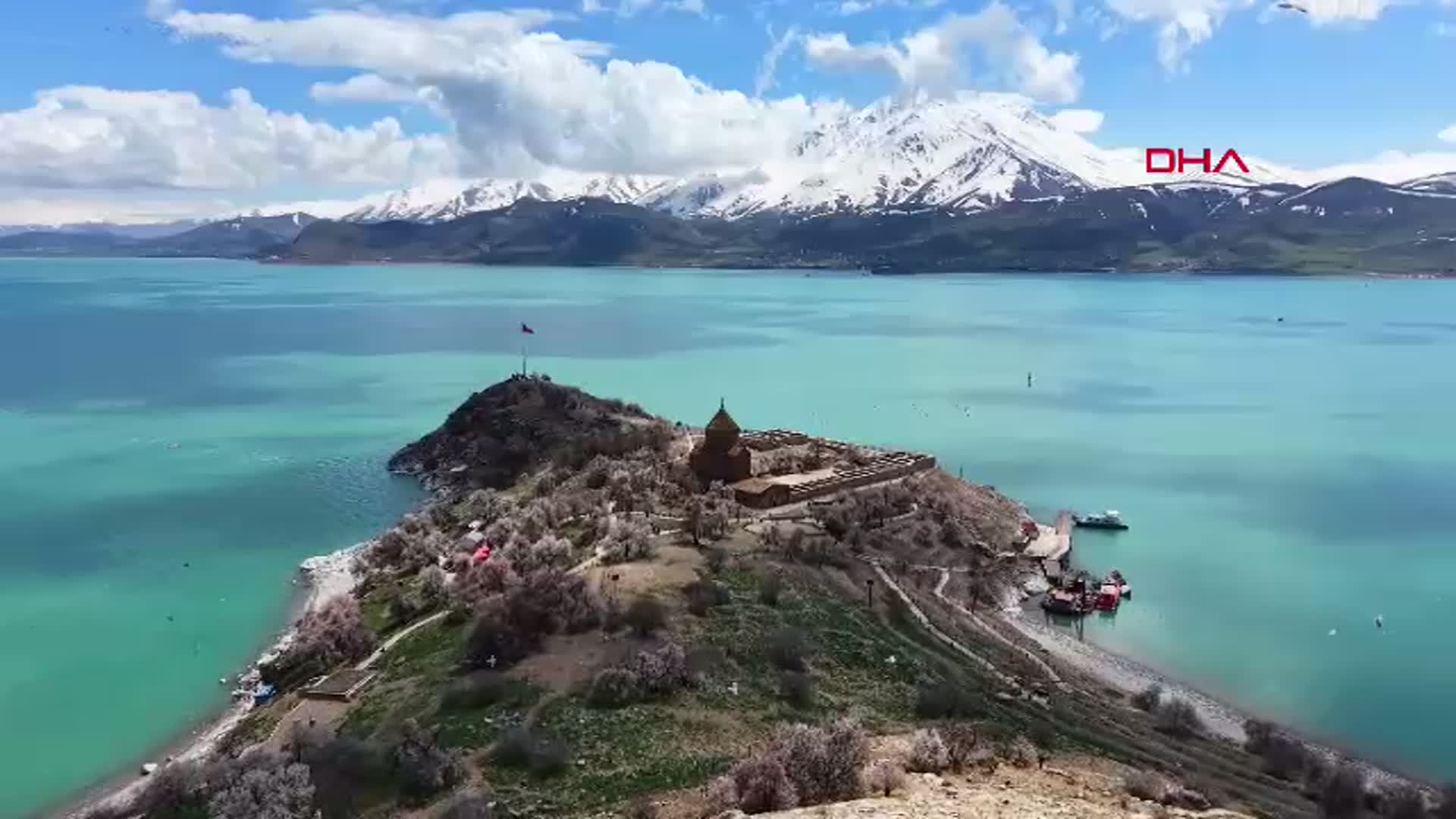Van'da Badem Çiçekleri Açtı: Akdamar Adası Turist Akınına Uğradı