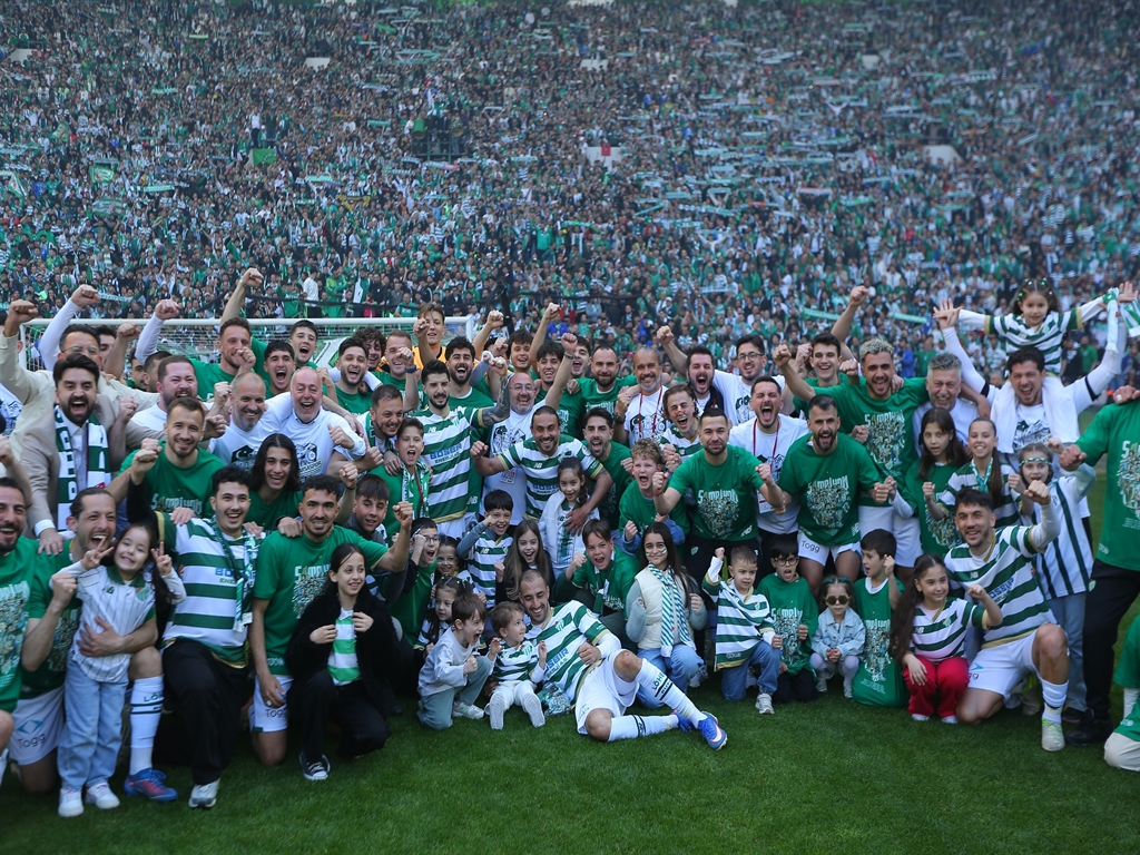 Bursaspor Taraftar Rekoruyla Süper Lig Devlerini Geride Bıraktı: Küllere Gömülen Dev Yeniden Doğuyor!