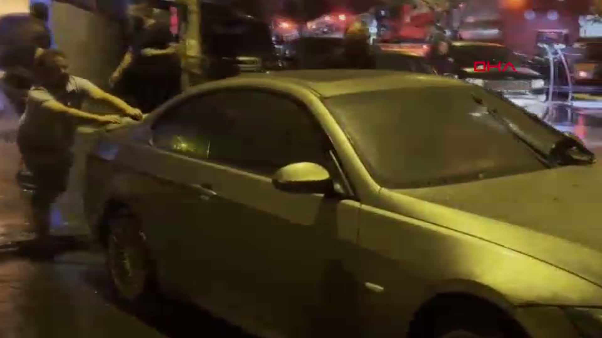 Antalya'da Tamirhanede Korkunç Yangın: 5 Araç Kül Oldu, 15 Araç Zarar Gördü