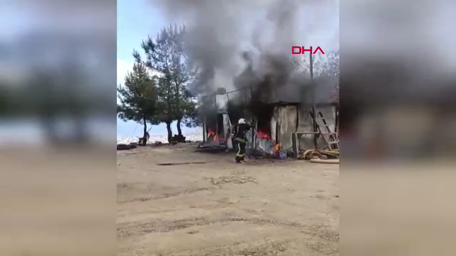 Alanya'da İşçi Konteynerinde Korkutan Yangın: Yaralı Yok, Maddi Hasar Büyük