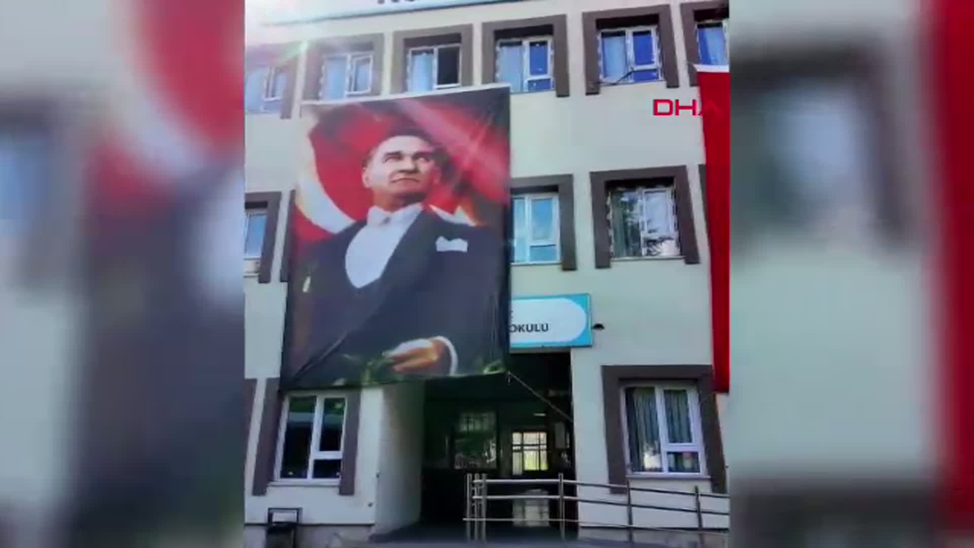 Bolu'da Polisler Minik Kalpleri Bayram Sevinciyle Buluşturdu: 23 Nisan Kutlaması Kafede Renklendi