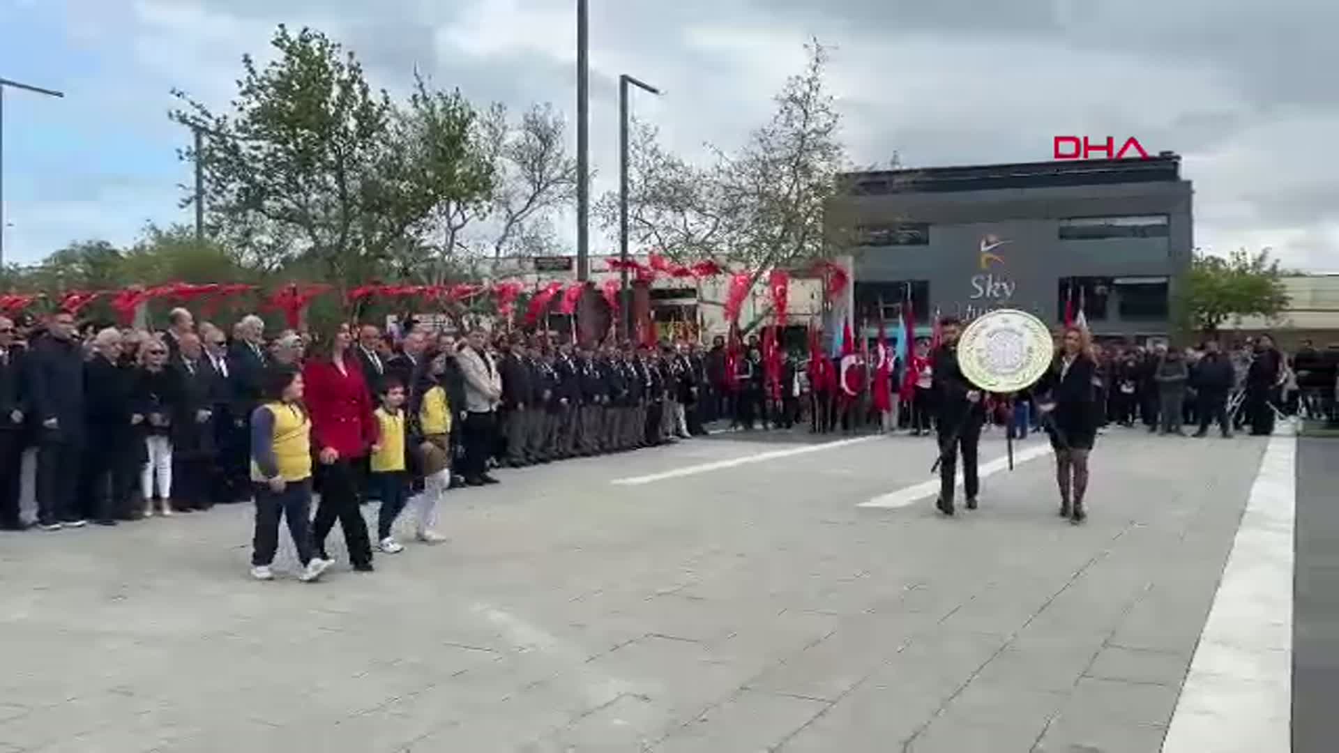 Çanakkale'de 23 Nisan Coşkusu: Atatürk Anıtı'na Çelenk Sunuldu