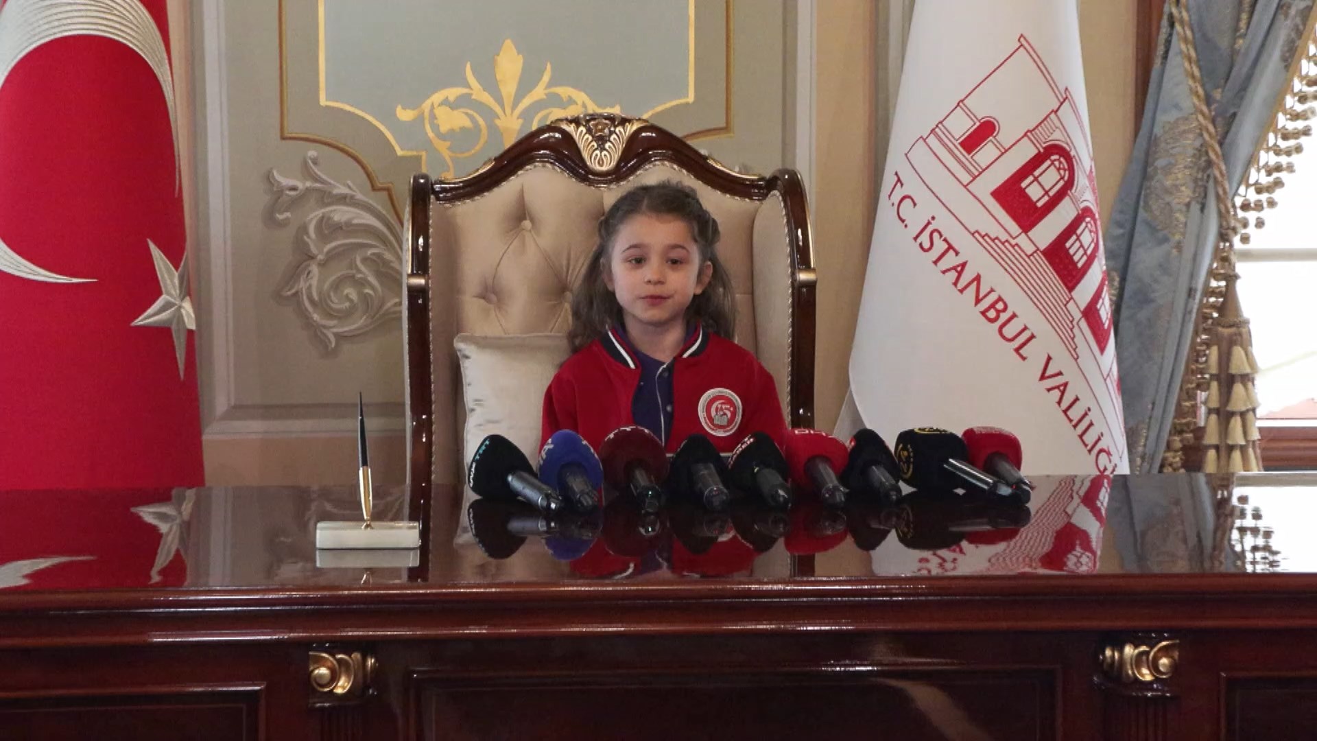 İstanbul'da 23 Nisan Coşkusu: Vali Gül Koltuğunu Minik Öğrenciye Devretti