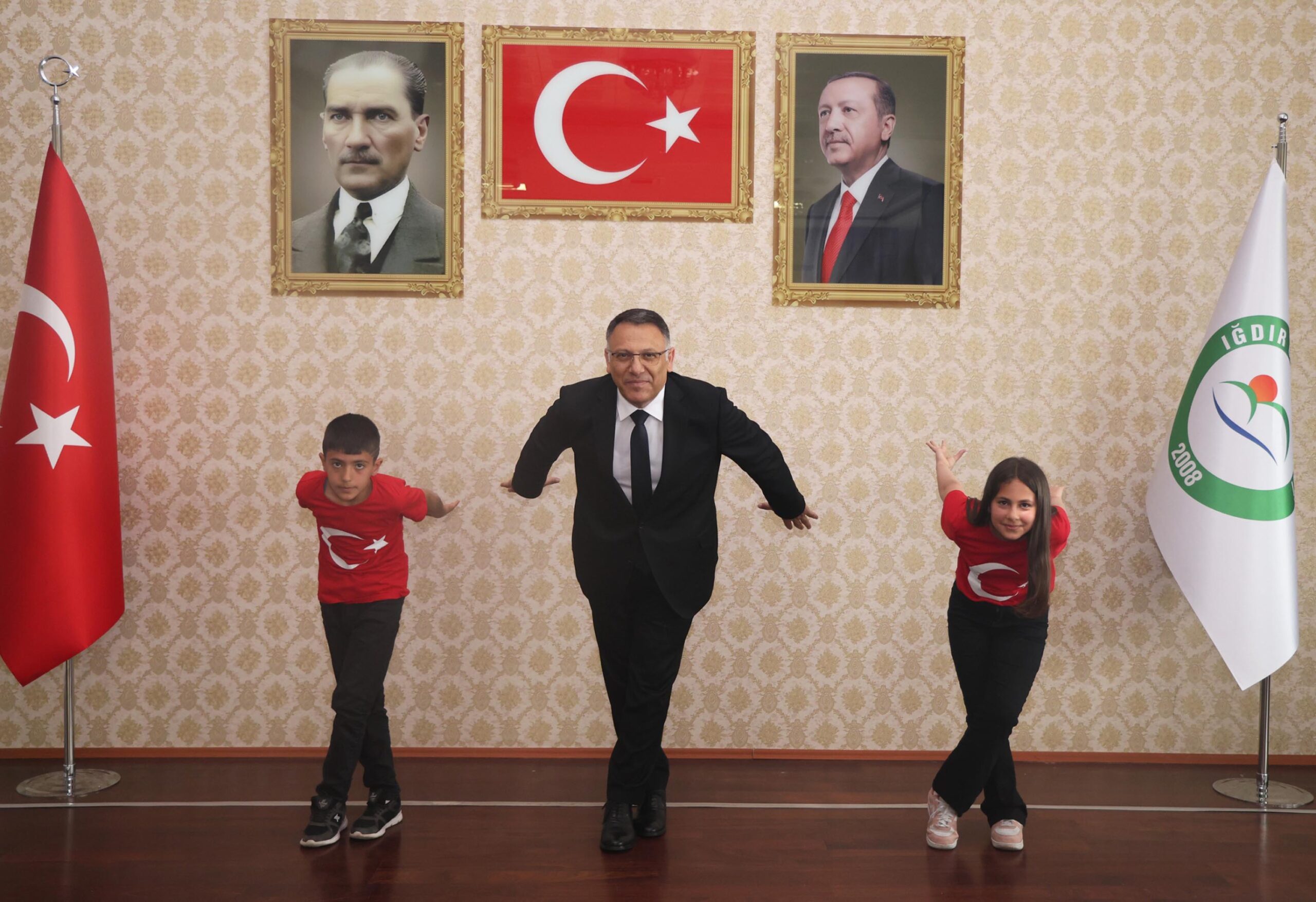 Iğdır Üniversitesi'nde 23 Nisan Coşkusu: Çocuklar Rektörlük Koltuğunda 'Kartal Dansı' Yaptı