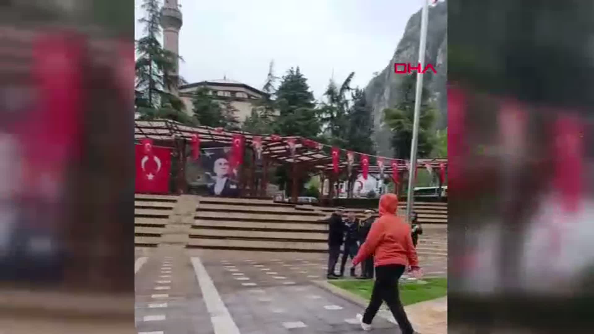 Amasya'da Duygu Dolu Anlar: Genç Öğrenci Atatürk'e ve Bayrağa Saygısını Gösterdi