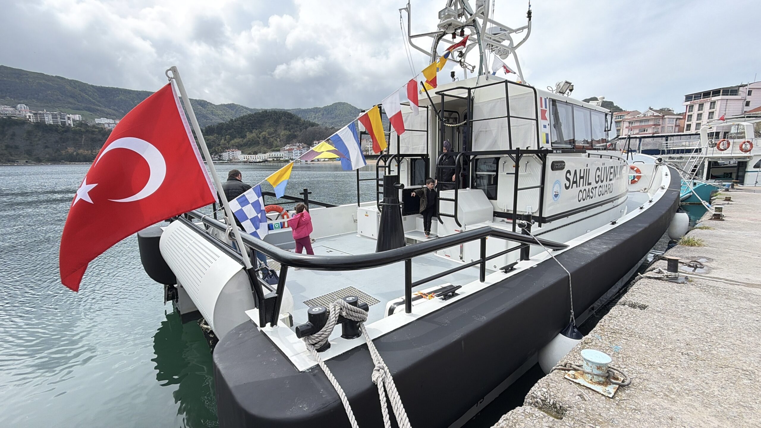 Amasra'da Çocuklar Sahil Güvenlik Botunu Keşfetti: 23 Nisan Coşkusu