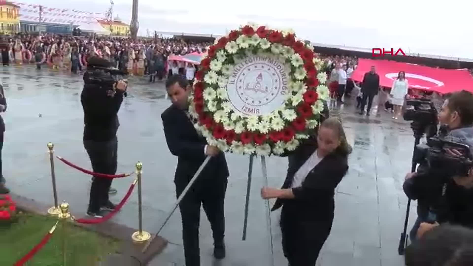 İzmir'de 23 Nisan Coşkusu: Egemenlik ve Çocuk Bayramı Cumhuriyet Meydanı'nda Kutlandı