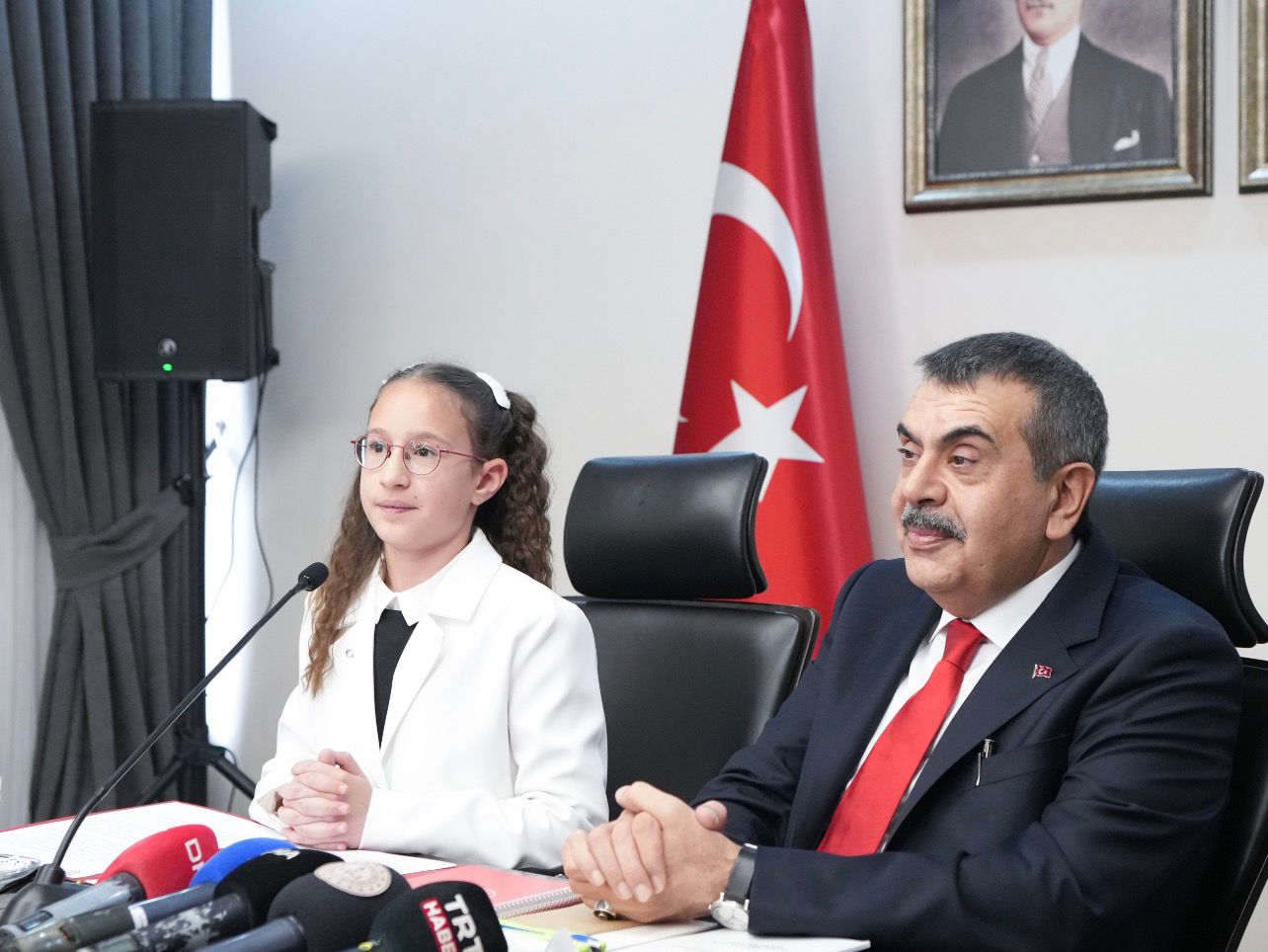 Milli Eğitim Bakanı Tekin, 23 Nisan Kutlamaları Kapsamında Koltuğunu 11 Yaşındaki Defne'ye Devretti
