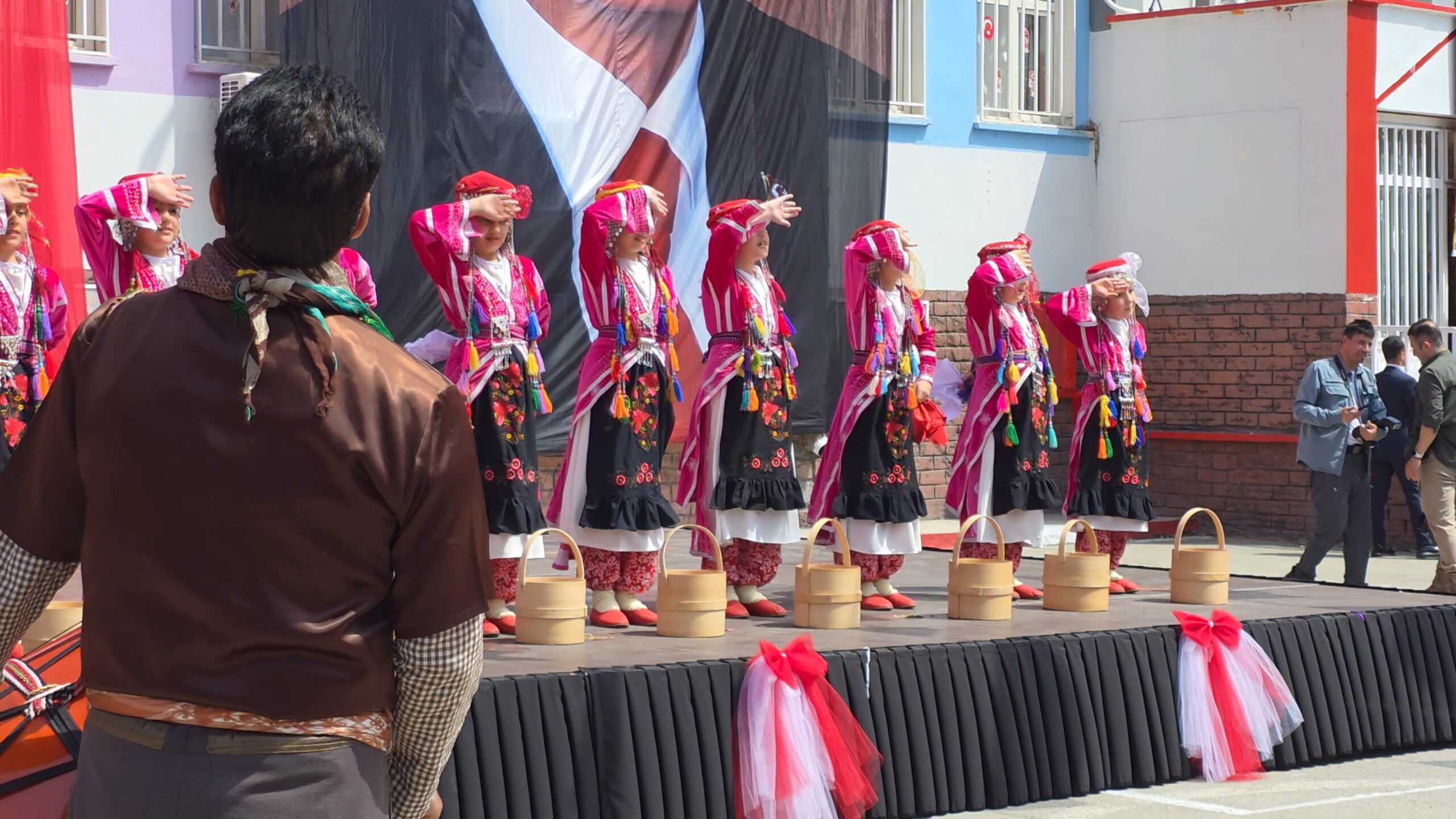 Şanlıurfa'da 23 Nisan Coşkusu, Siverek'te Hüzünlü Anma