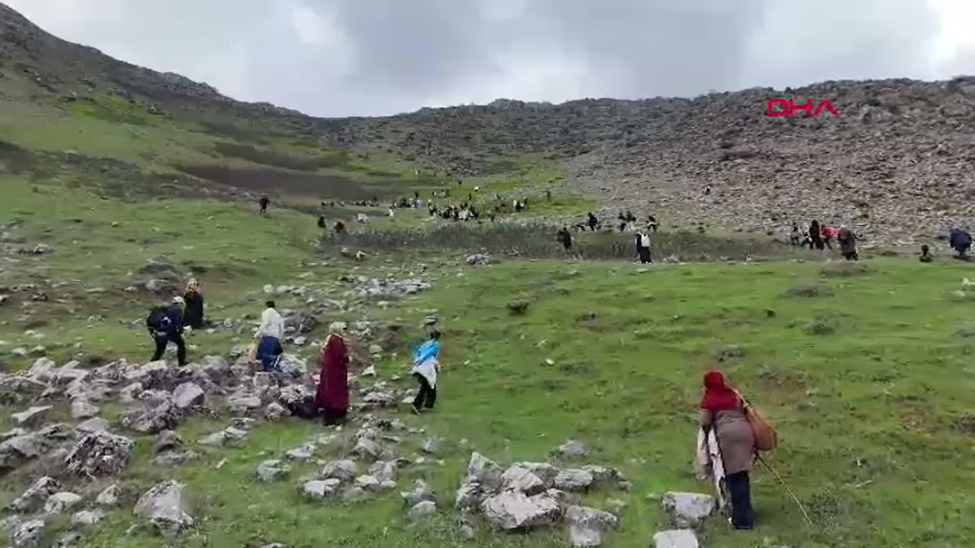 Muş Zirveleri 'Ağlayan Gelin' ile Kırmızıya Bürüdü: 1800 Rakımda Nefes Kesen Manzara