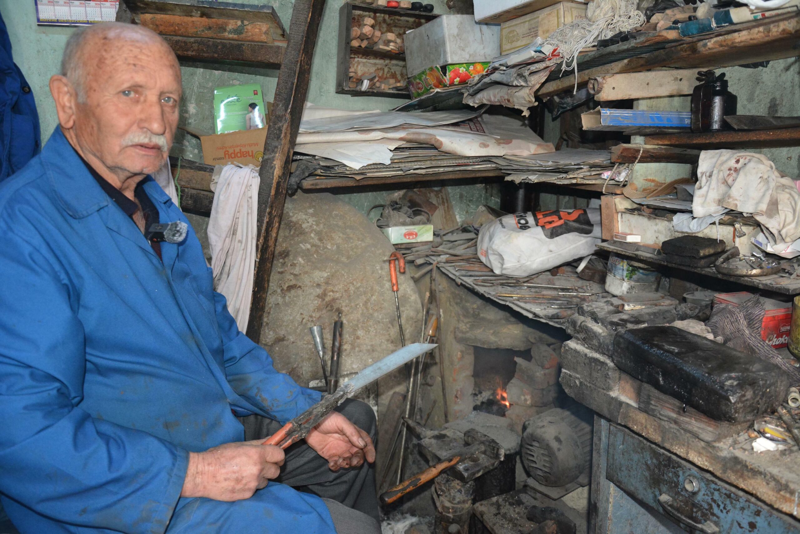 Demirci'nin Ateş Ustası: 64 Yıllık Bıçak Tutkusu Örs Başında Hayat Buluyor