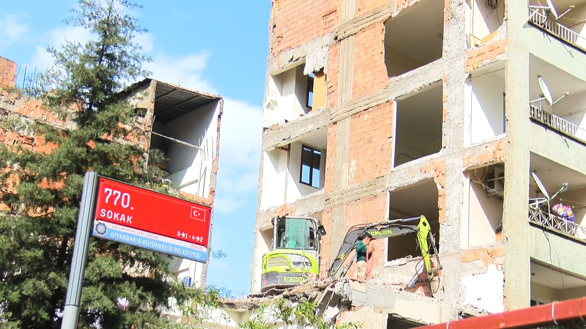 Diyarbakır'da Yıkım Sırasında İnanılmaz Gerçek Ortaya Çıktı: Bitişik Apartmanın Duvarı Boş Çıktı!