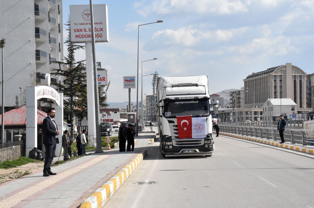 Türkiye'den İran'a Tıbbi Yardım Eli: 6 TIR Dolusu Hayati Malzeme Gönderildi