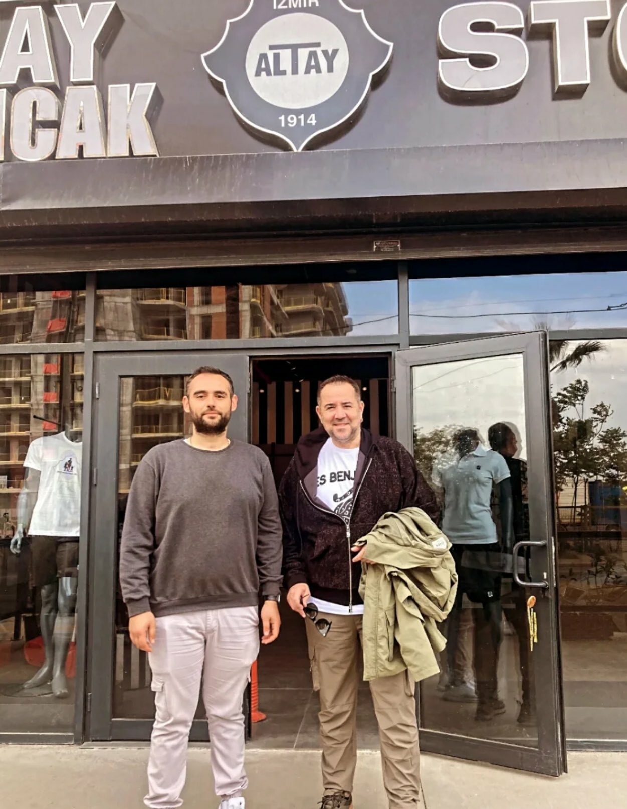 Altay'dan Ata Demirer'e Özel Jest: İsminin Yazılı Olduğu Forma Hediye Edildi