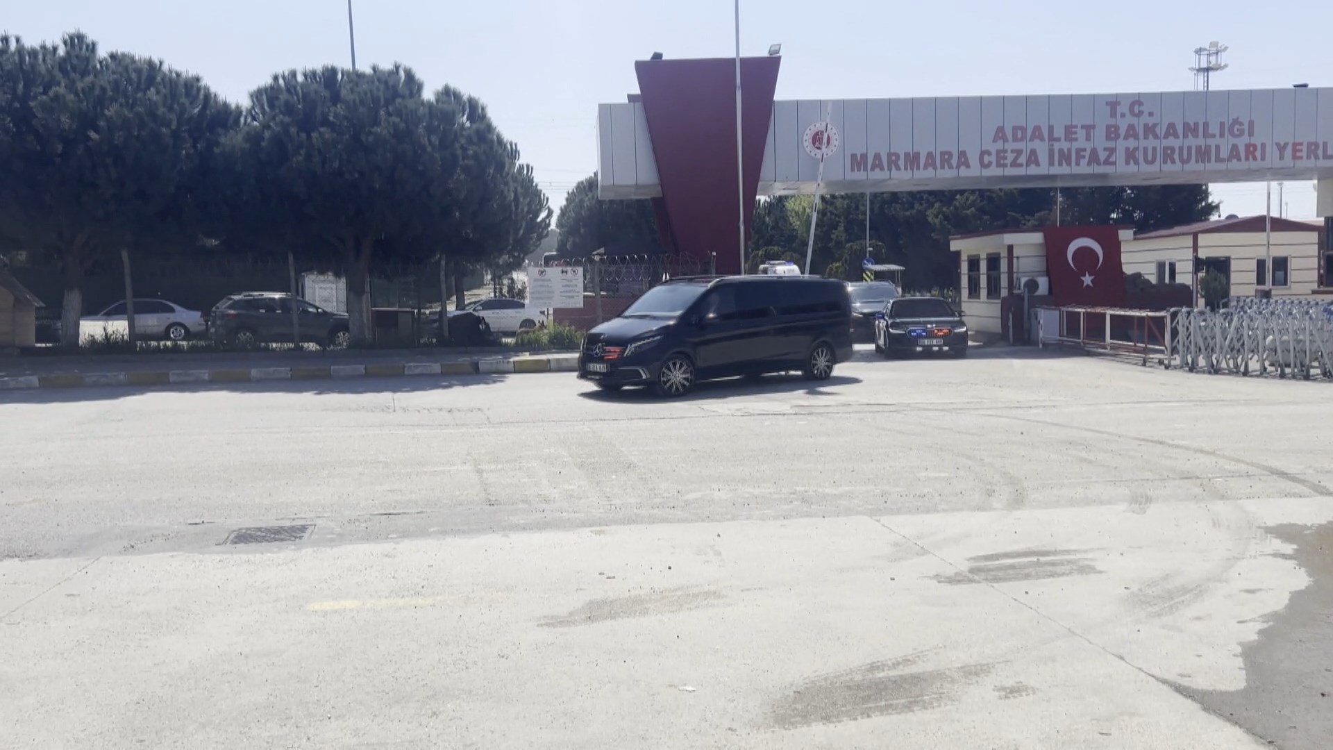 Özgür Özel'den Ekrem İmamoğlu'na Sürpriz Ziyaret: 3 Saatlik Görüşme Sonrası Açıklama Yok