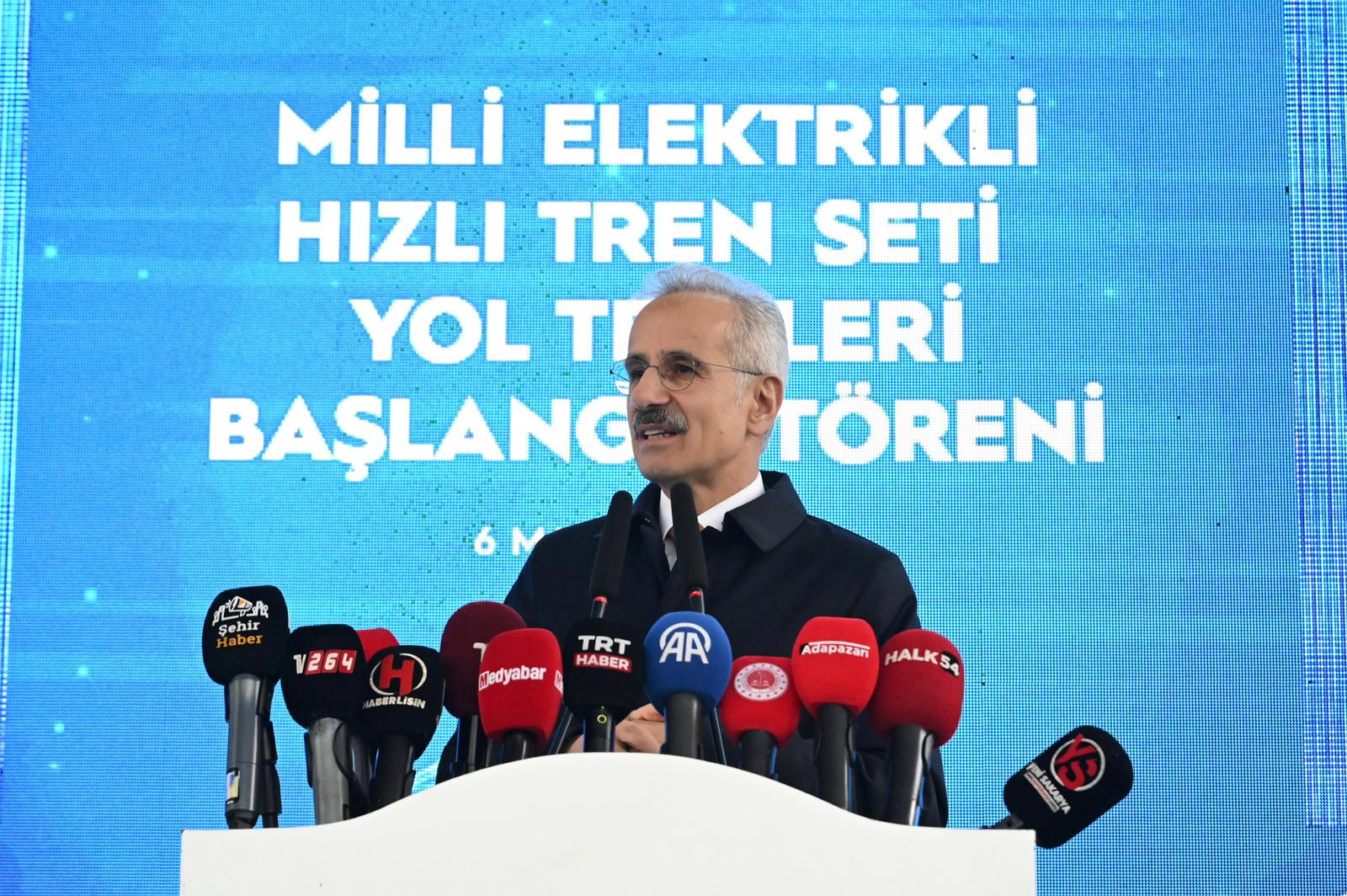 Türkiye'nin Gururu Yerli Hızlı Treni Rekor Kırdı: Saatatte 225 Km'ye Ulaştı!