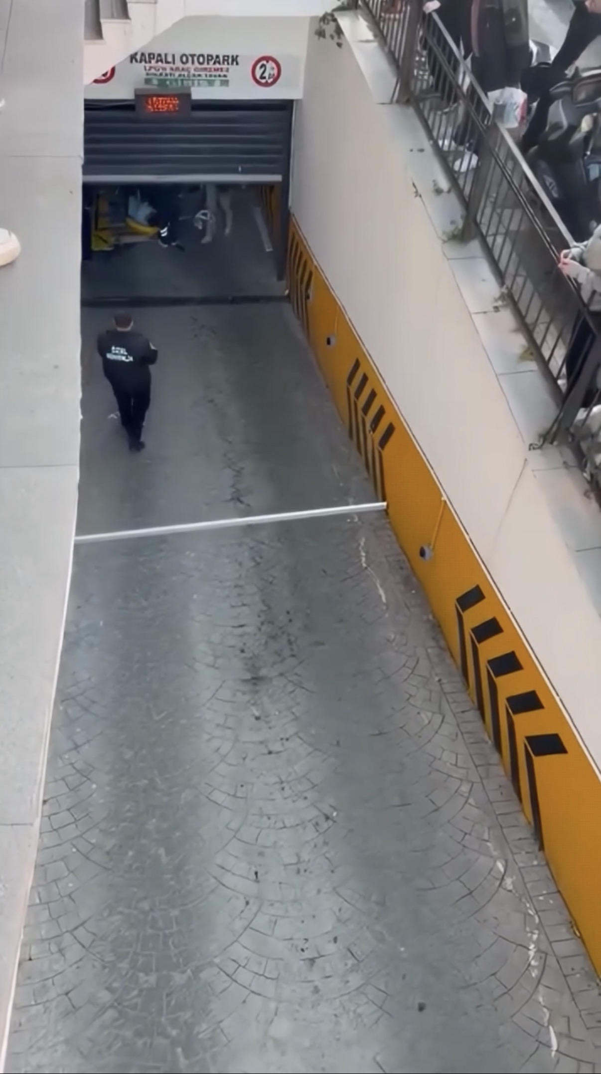 Kağıthane'de Kepenk Faciası: İşçinin Başına Düşen Metal Ağır Yaraladı