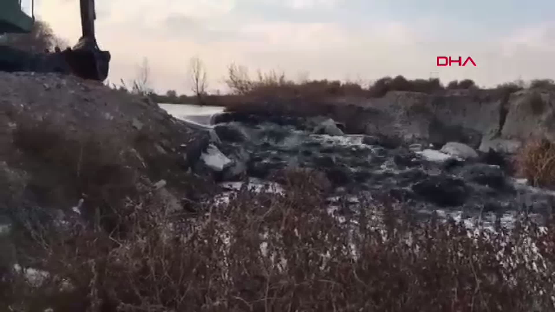 Akarçay'daki Engelli Bent Yıkıldı, Eber Gölü Hayat Buluyor