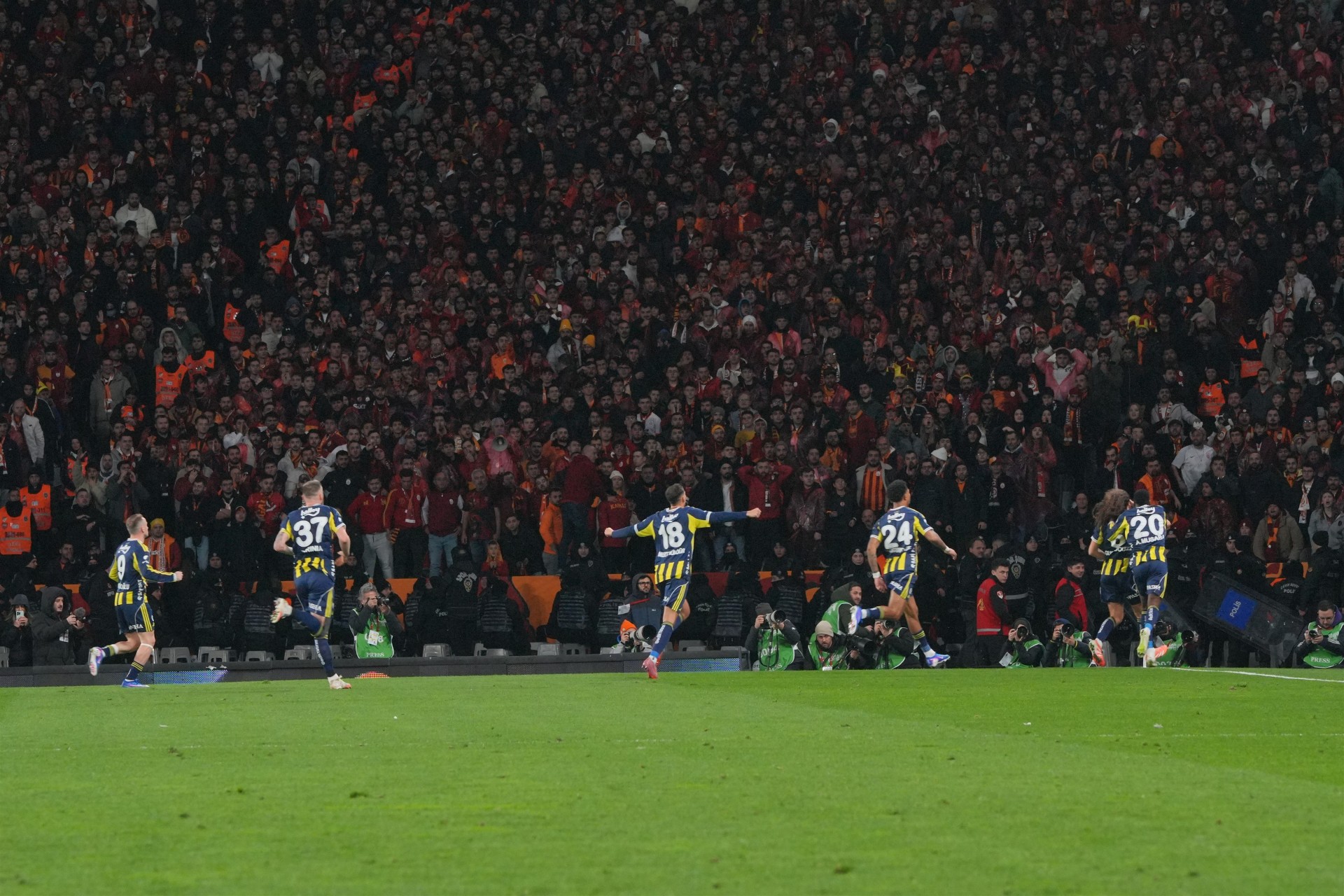 Fenerbahçe Galatasaray Maçı: Şampiyonluk Yolunda Dev Derbi Heyecanı