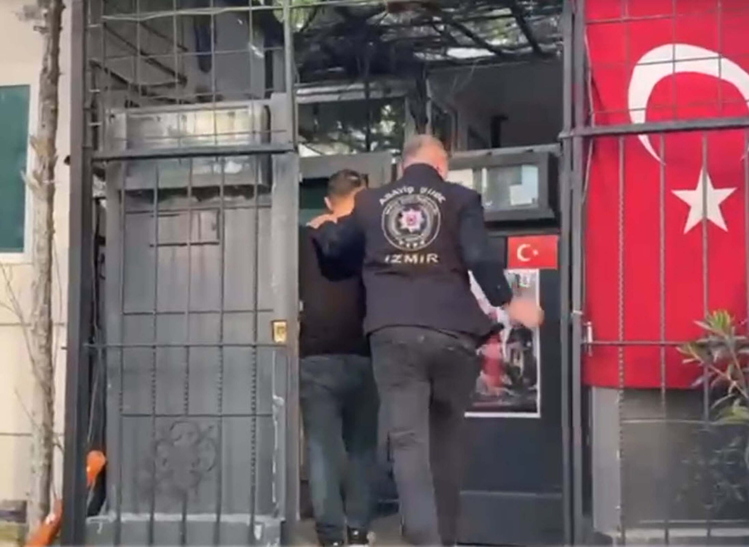 İzmir'de Nefes Kesen Operasyon: Çeşitli Suçlardan Aranana 131 Kişi Yakalandı!