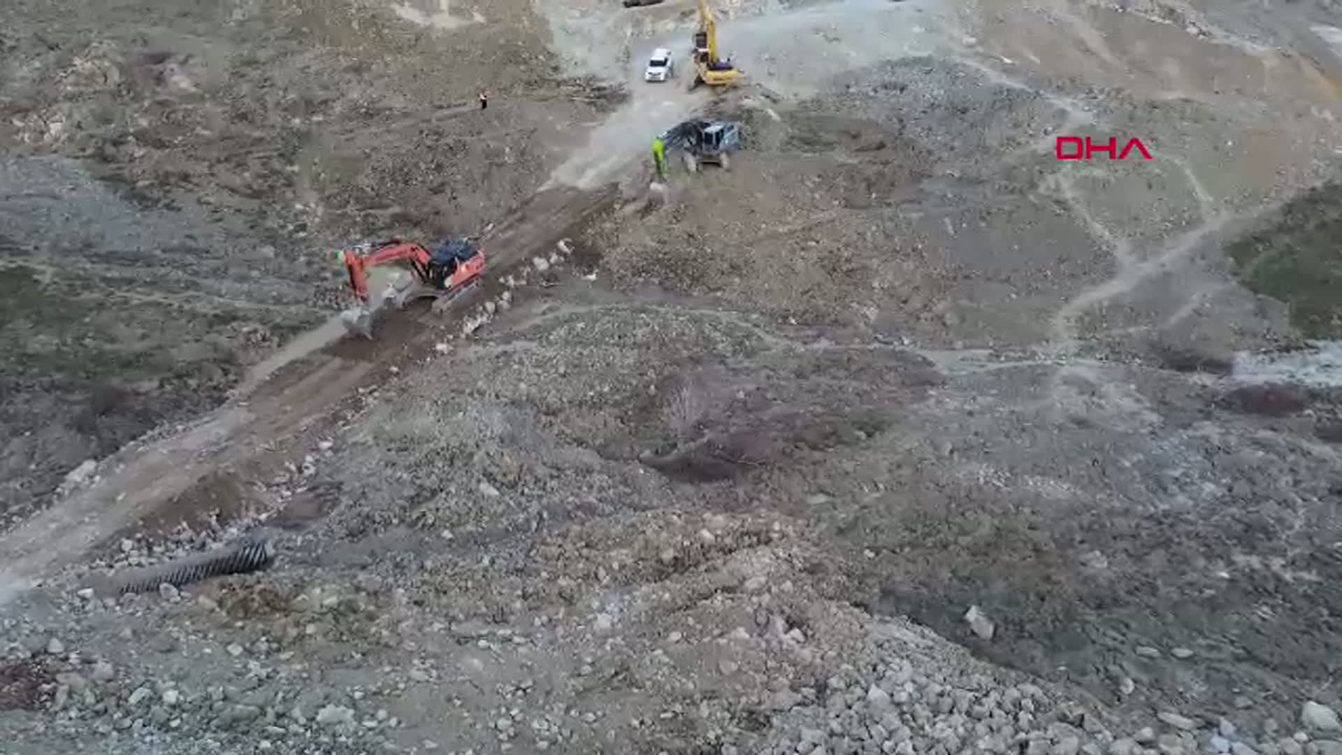 Hakkari-Van Karayolu 6 Gün Sonra Ulaşıma Açıldı: Alternatif Güzergah Belirlendi