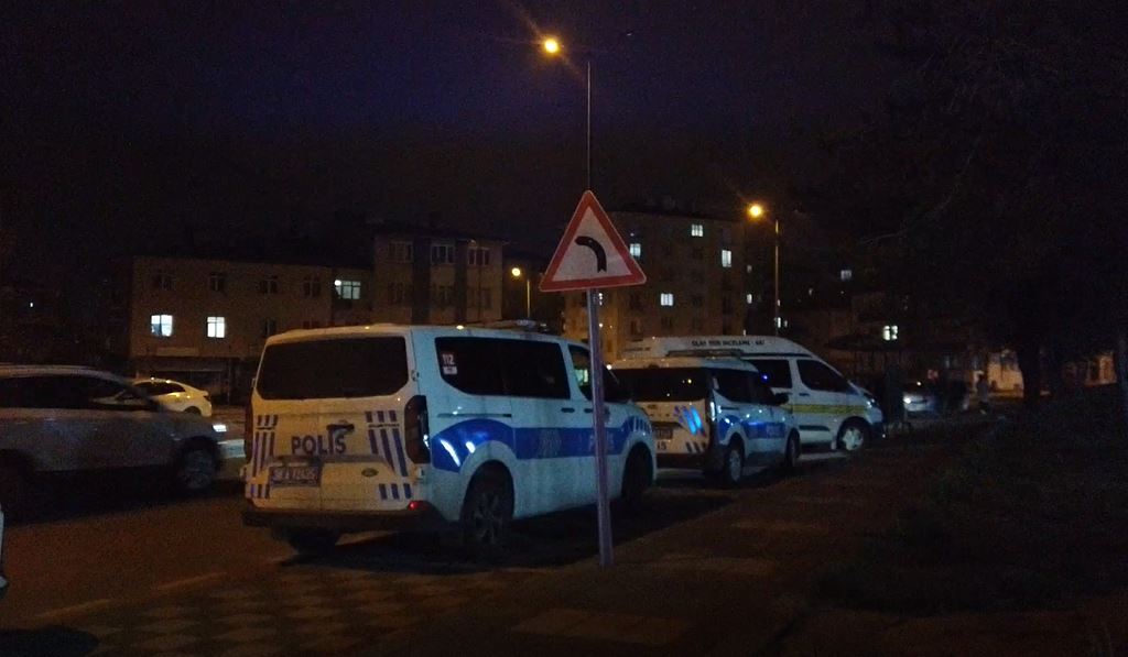 Kayseri'de Kanlı Kavga: 2 Yaralı, Polis Şüphelileri Aranıyor!