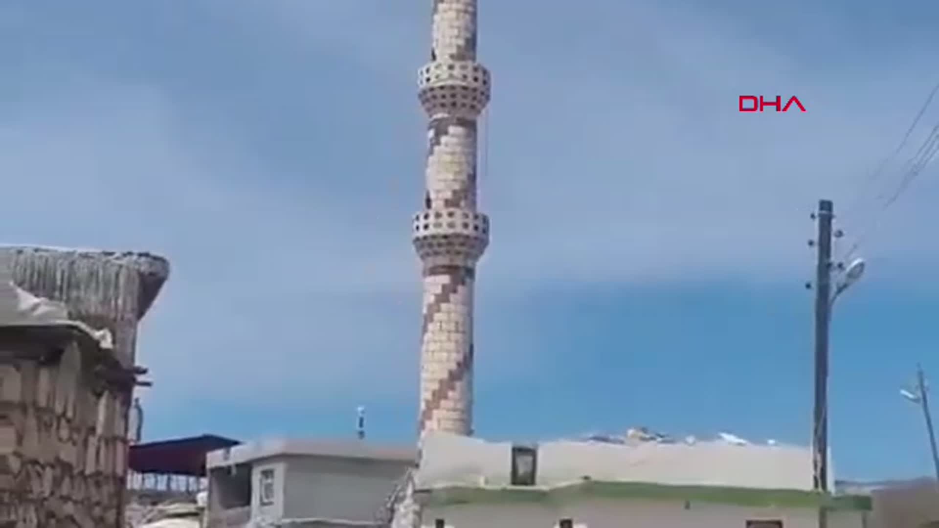 Diyarbakır'da Depremden Hasar Gören Minare Güvenle Yıkıldı: O Anlar Kameralara Yansıdı